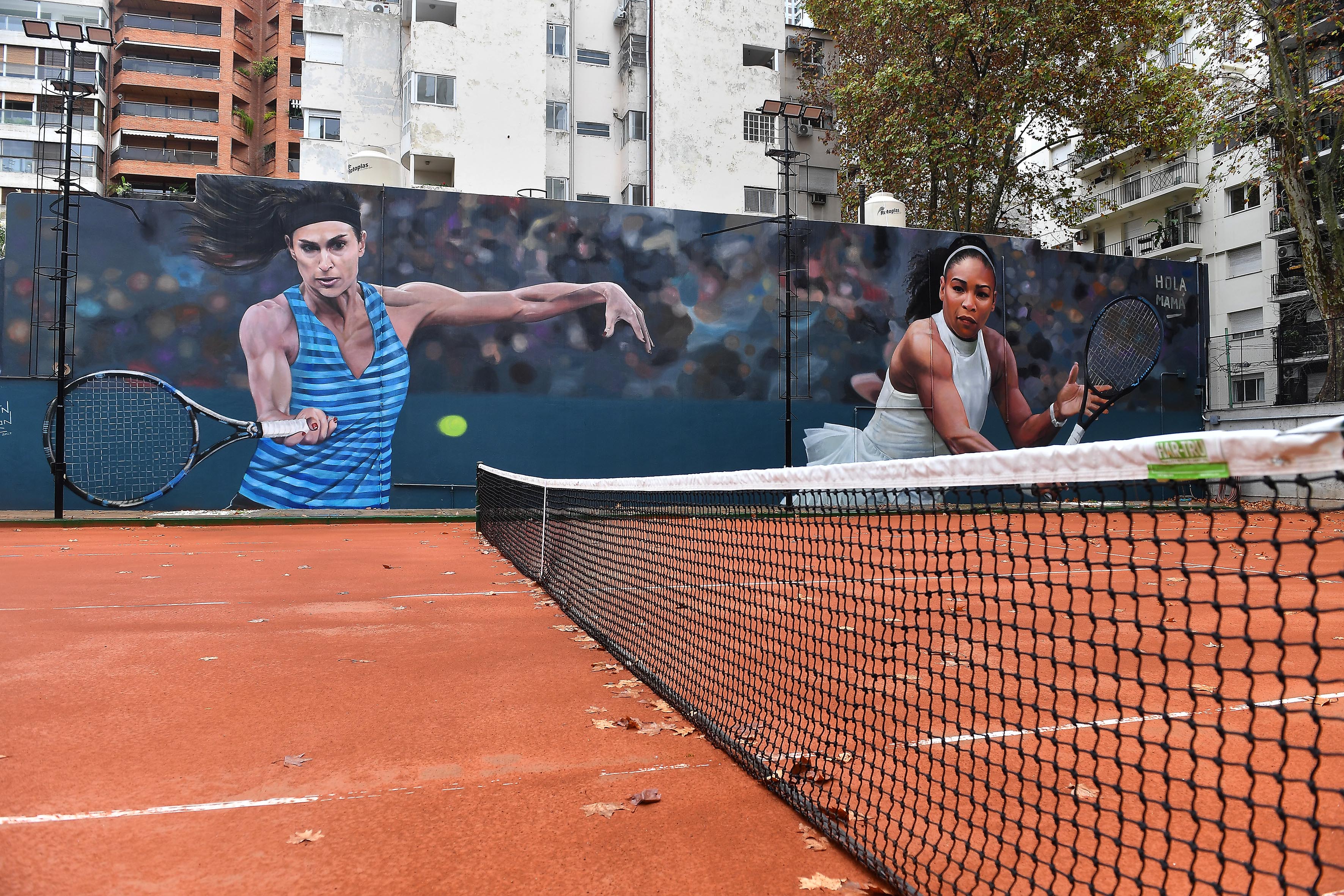 La cancha de tenis de la residencia con murales de Gabriela Sabatini y Serena Williams. Las obras estuvieron a cargo del artista Martín Ron 