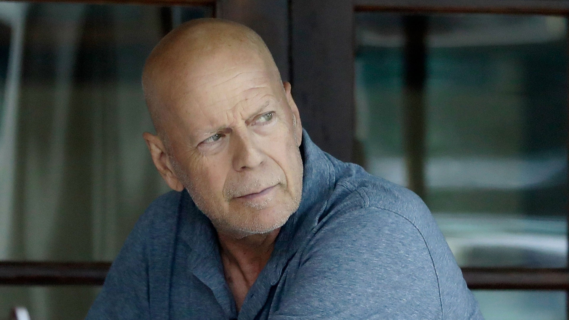 Bruce Willis tras anunciar su retiro luego de recibir un diagnóstico de afasia, en 2022. (Grosby) Photo © 2022 Backgrid/The Grosby Group 