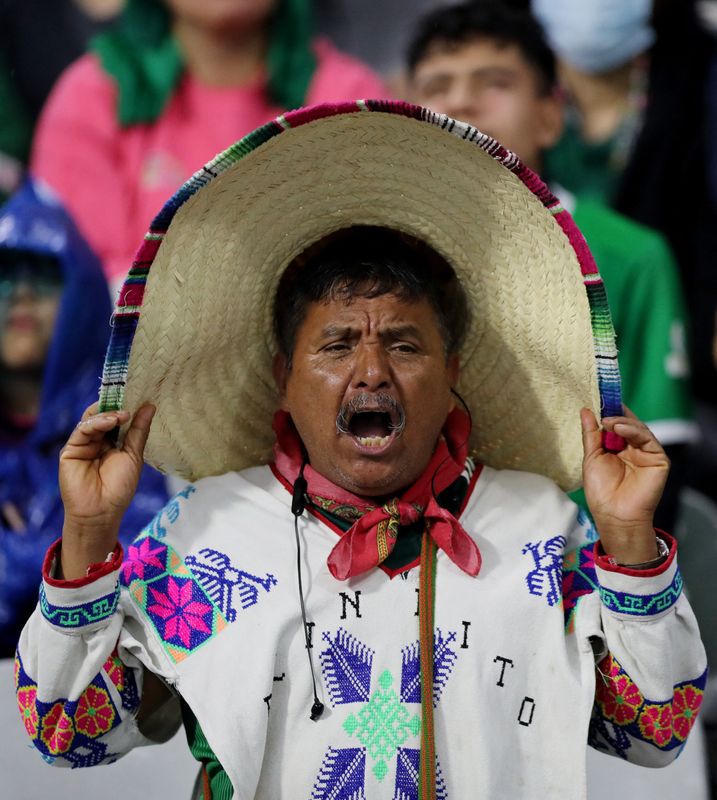 Aficionado mexicano reacciona durante el partido de la Liga de Naciones de la Concacaf entre las selecciones de México y Jamaica. Estadio Azteca, Ciudad de México, México. 26 de marzo de 2023.
REUTERS/Raquel Cunha