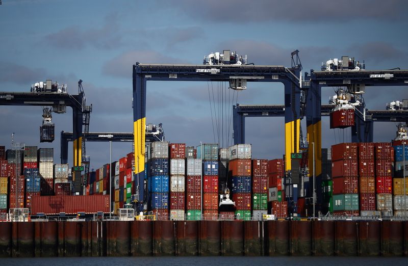 Contenedores apilados en el puerto de Felixstowe  (REUTERS/Hannah McKay)