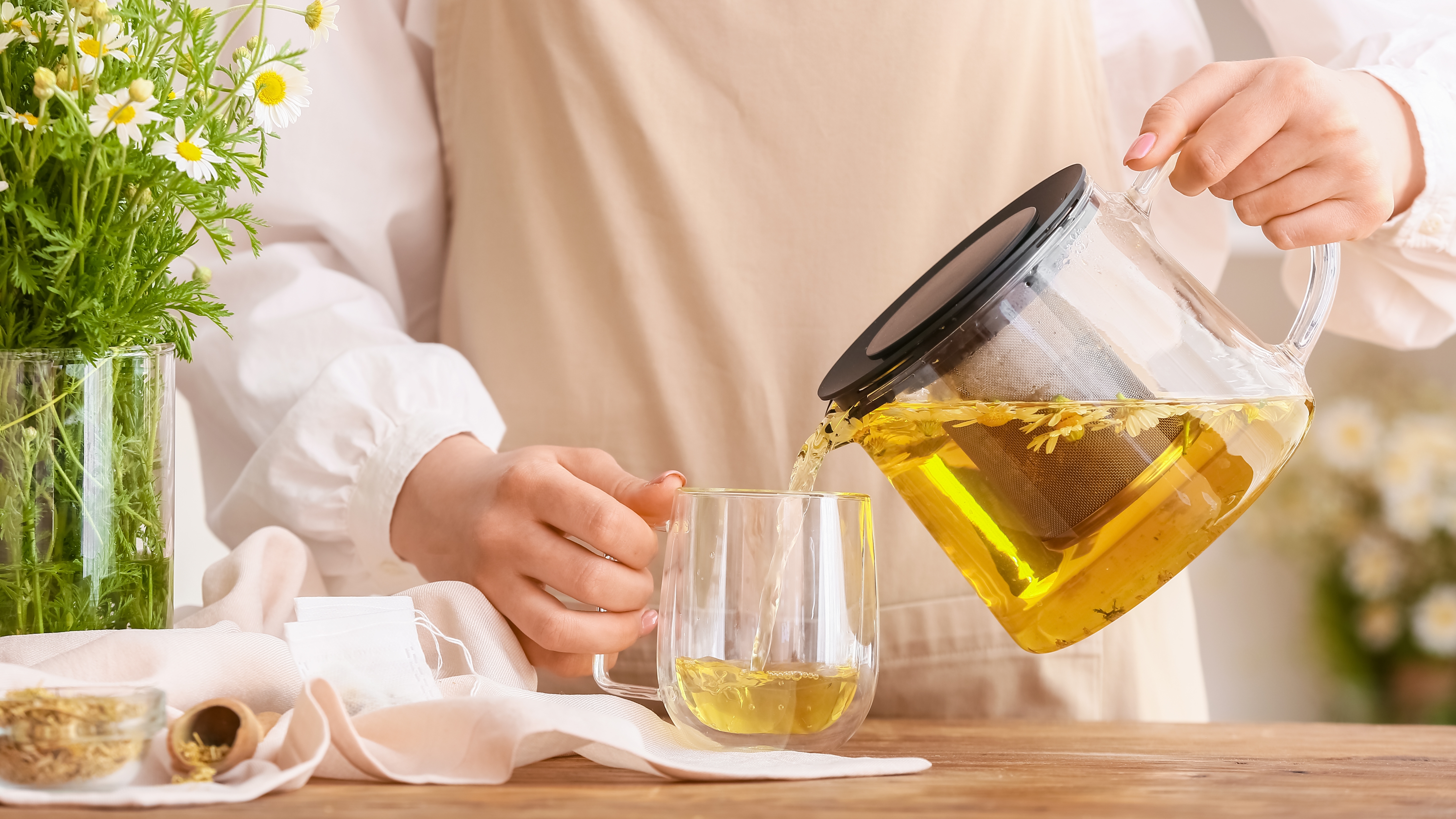 Cómo preparar té de manzanilla, la hierba medicinal que calma la ansiedad y  ayuda en los problemas digestivos - Infobae