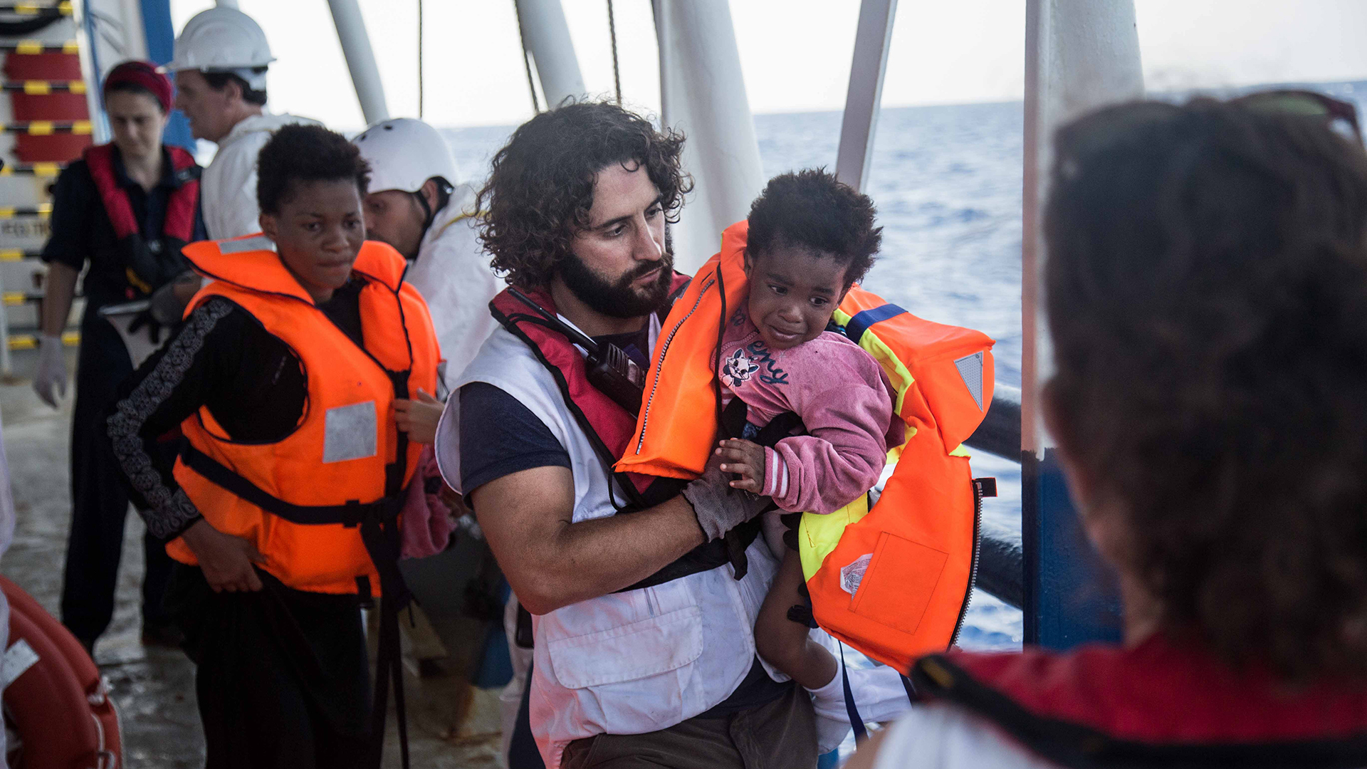 Juan Matías Gil es el jefe de misión del buque Geo Barents que durante 2021 navegó entre Libia e Italia y salvó la vida de 1.903 personas en operaciones de socorro (Médicos sin Fronteras)