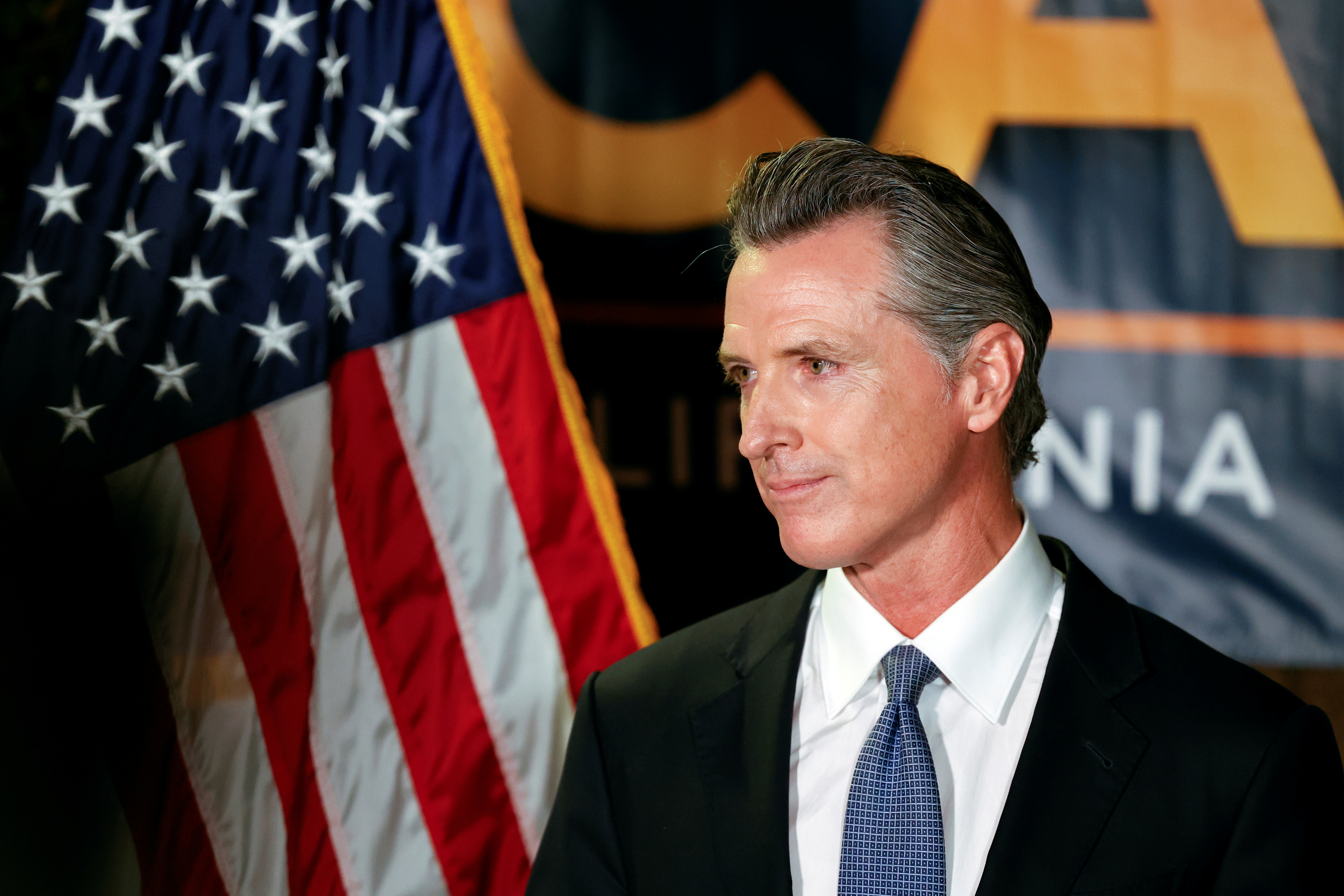 Gavin Newsom sobrevivió sin problemas a una consulta que podía haberlo sustituido por un republicano (FOTO: REUTERS)