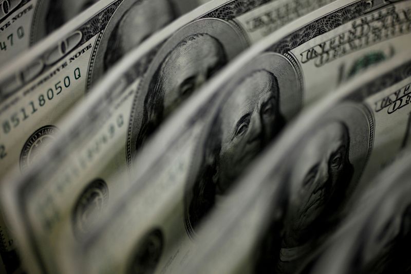 La devaluación gradual y la caída de precios del "blue" alentó una recuperación de los depósitos en dólares. (Reuters)