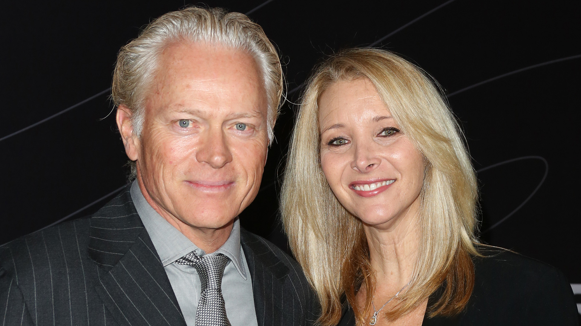 La actriz Lisa Kudrow junto a su marido francés, Michel Stern en una gala de Los Angeles, donde viven (Photo by Paul Archuleta/Getty Images)