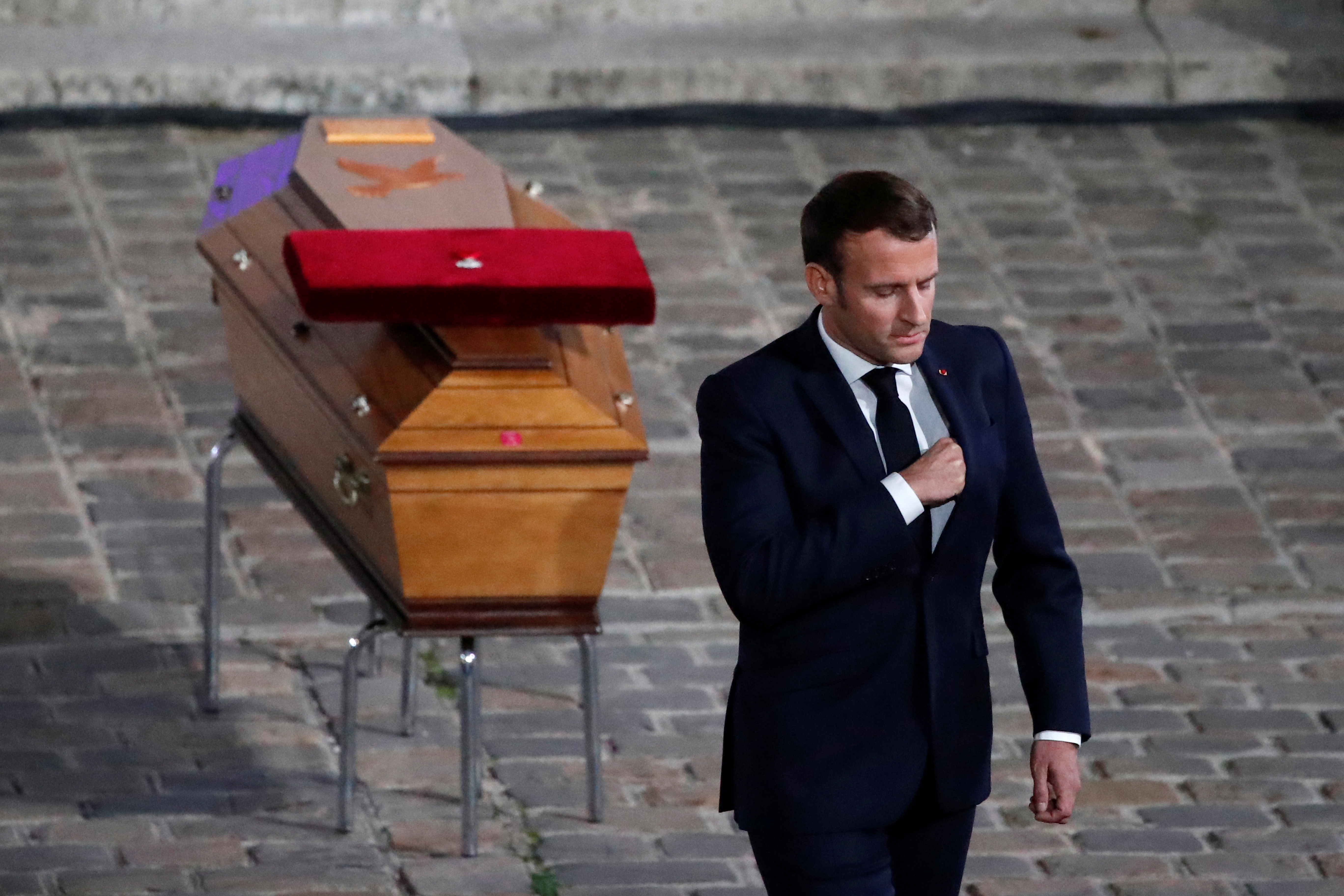 Emmanuel Macron sale después de presentar sus respetos junto al féretro del profesor asesinado Samuel Paty (Francois Mori/Pool vía REUTERS)