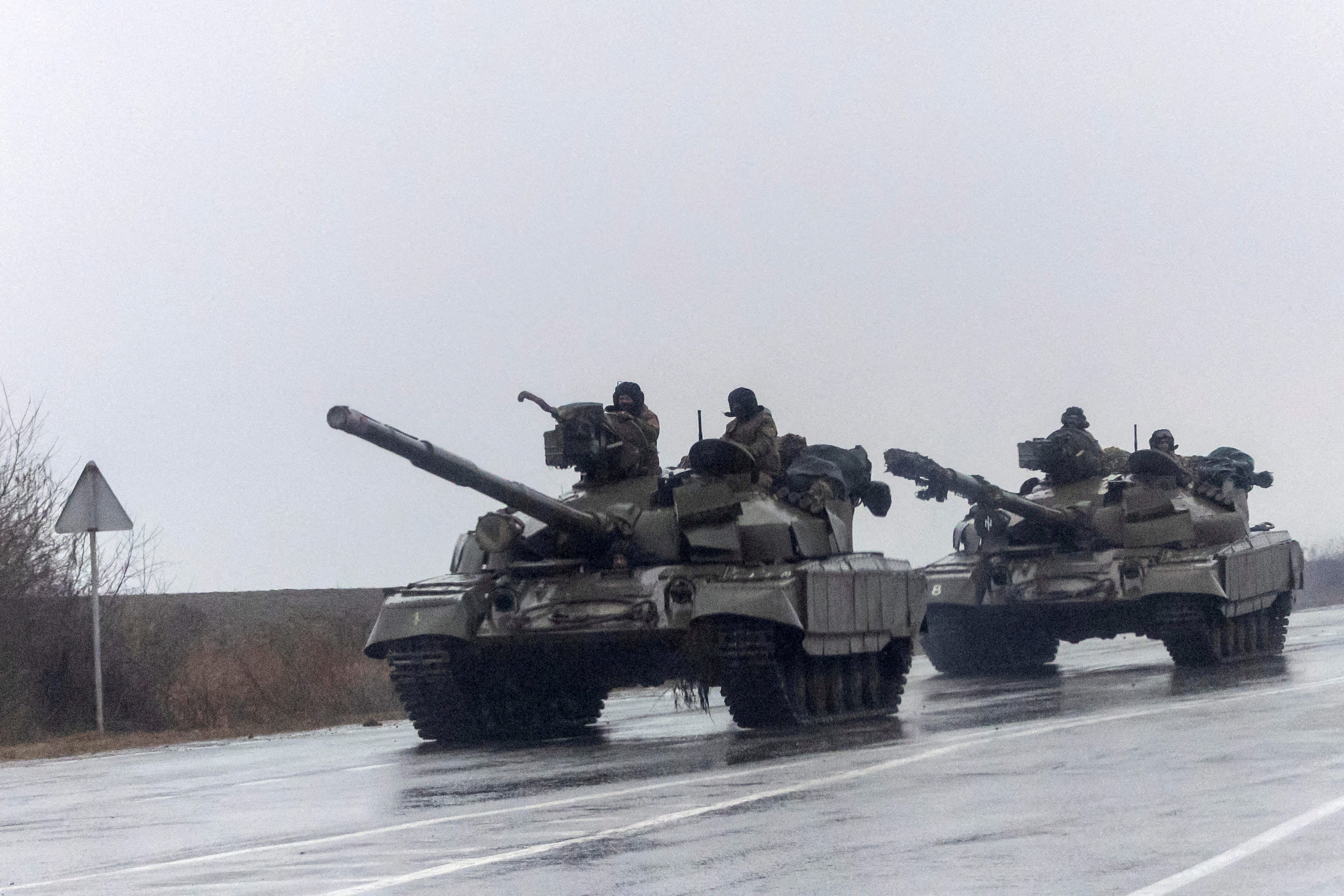 Tanques ucranianos en Mariupol (REUTERS/Carlos Barria)