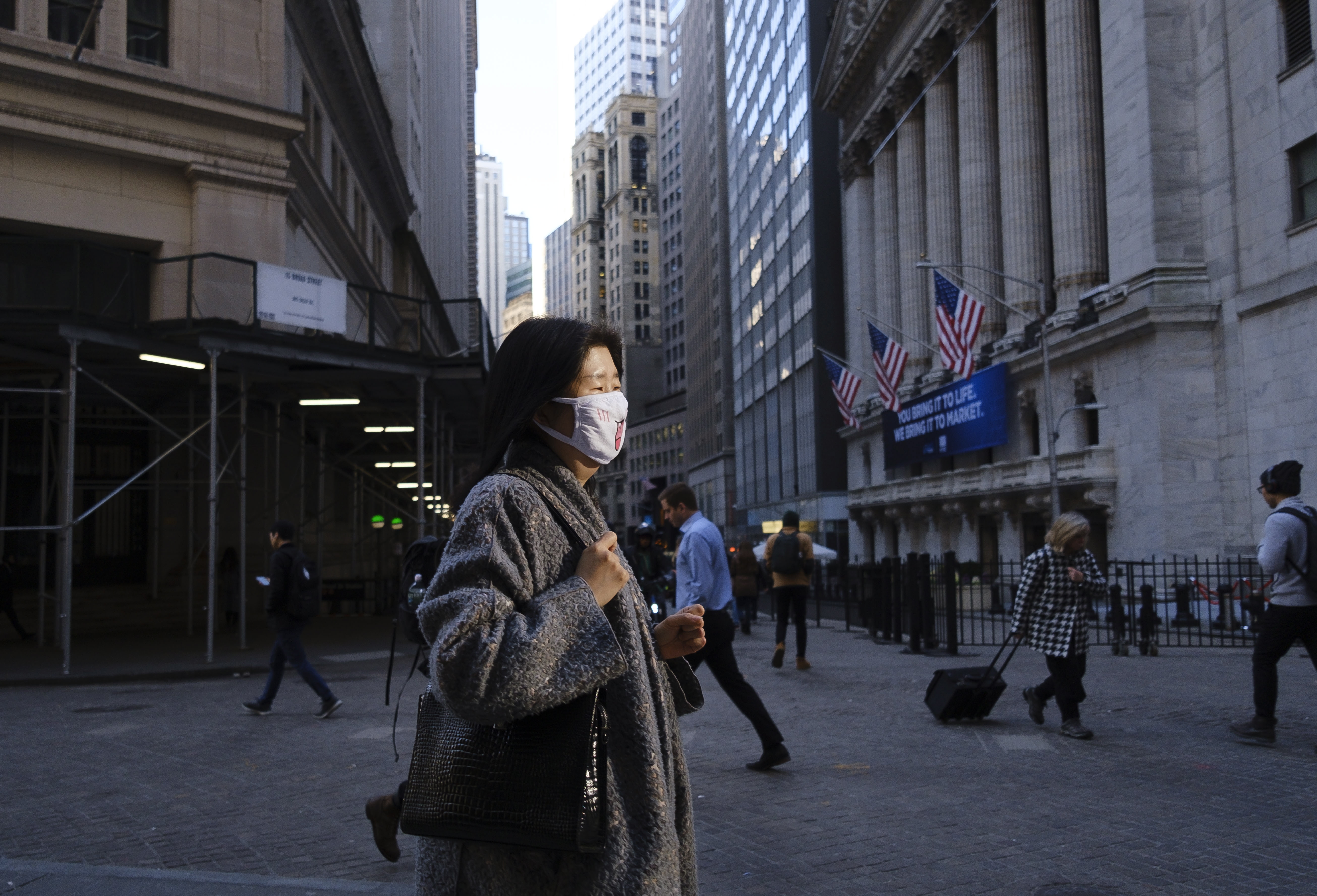 Una mujer camina con mascarilla en Nueva York (Foto: EFE)
