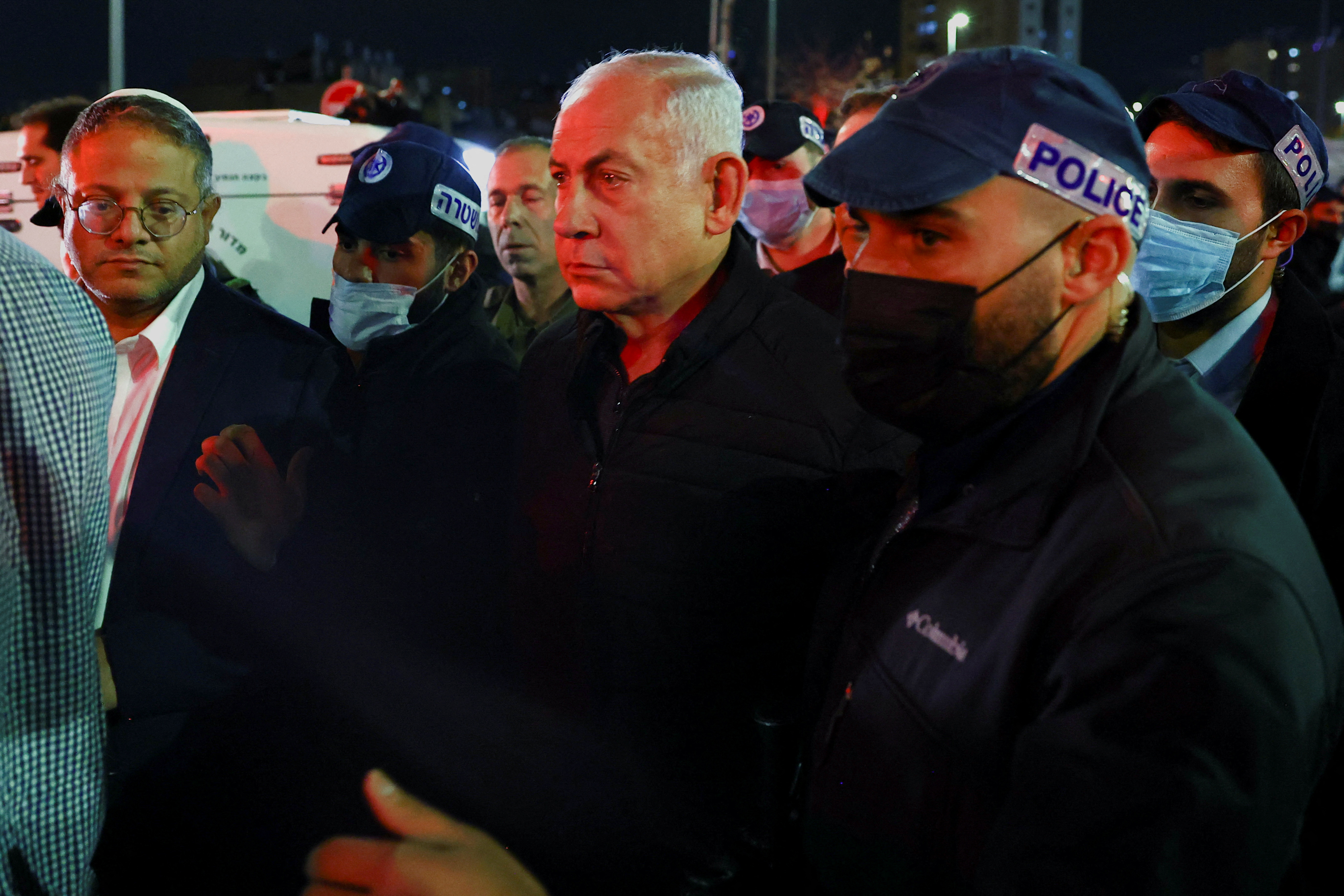 El primer ministro israelí, Benjamín Netanyahu, y el ministro de Seguridad Nacional de Israel, Itamar Ben-Gvir, visitan el lugar de un tiroteo en Neve Yaacov, el 27 de enero de 2023 (REUTERS)