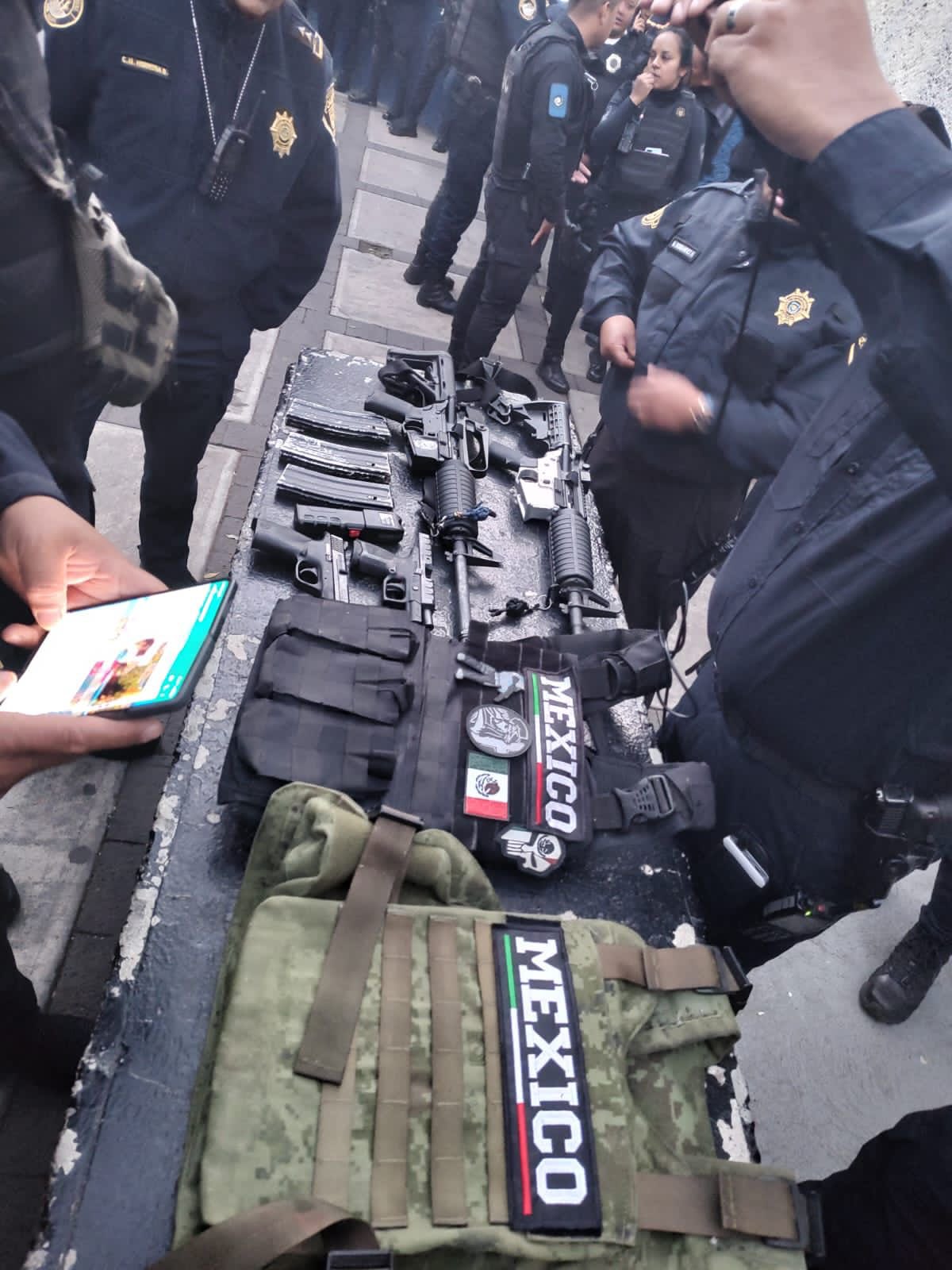 Los chalecos y equipo asegurado contenía insignias del CJNG
(Foto: Twitter / @AlcaldíaAO)