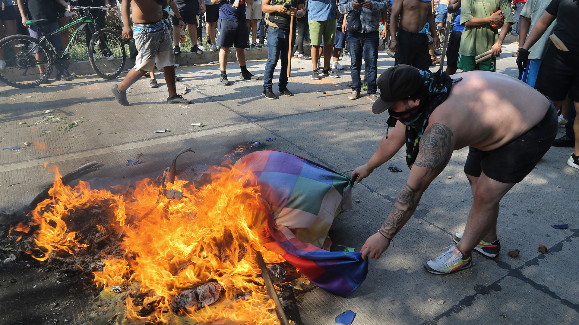 Un manifestante quema una bandera indígena wiphala durante una protesta en Santa Cruz (AP Foto/Ipa Ibanez)