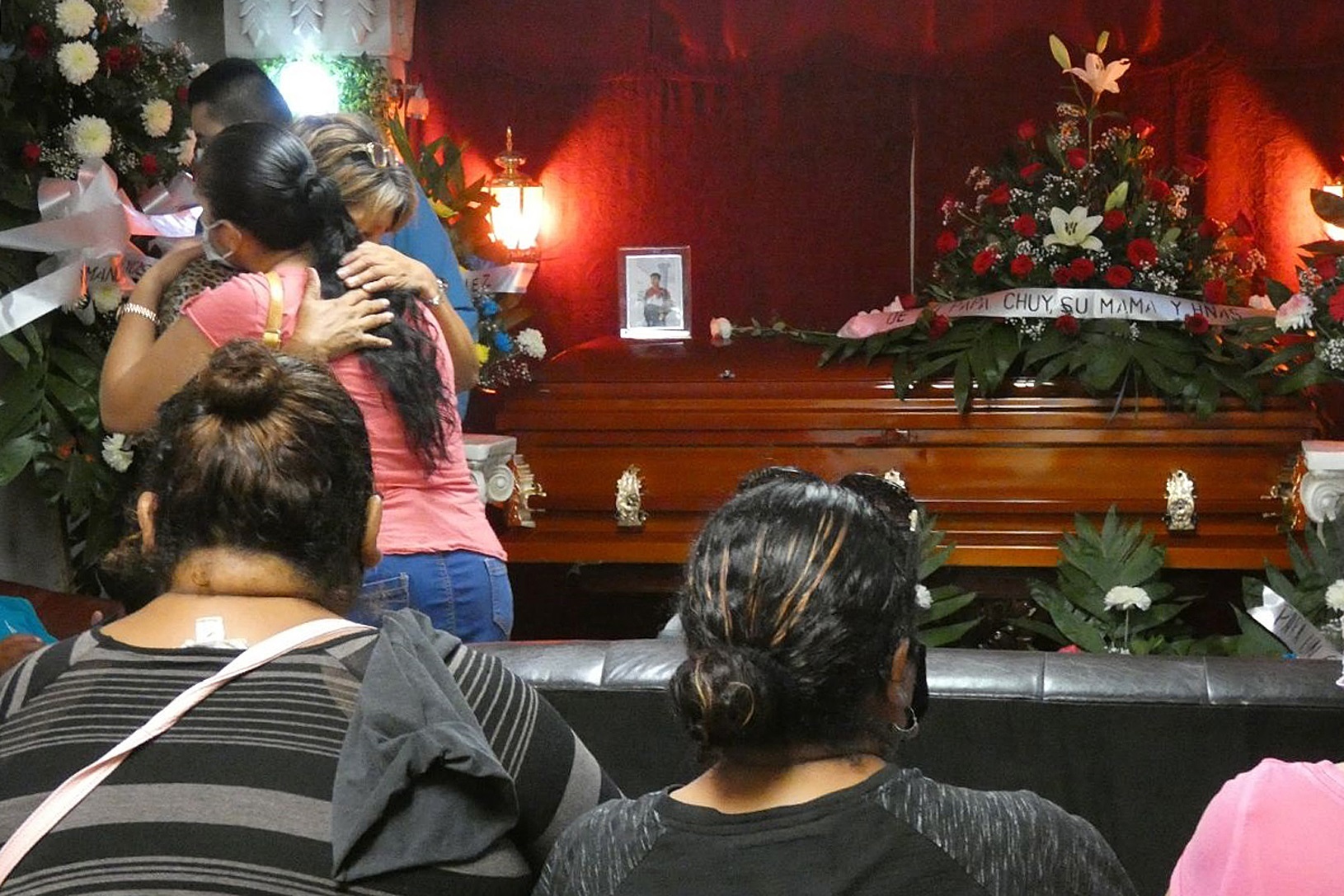Familiares y amigos despiden a Angel Fernando Ruiz Flores joven fallecido durante el ataque de un comando armado en ciudad Reynosa, estado de Tamaulipas (Foto: EFE / Martín Juárez)
