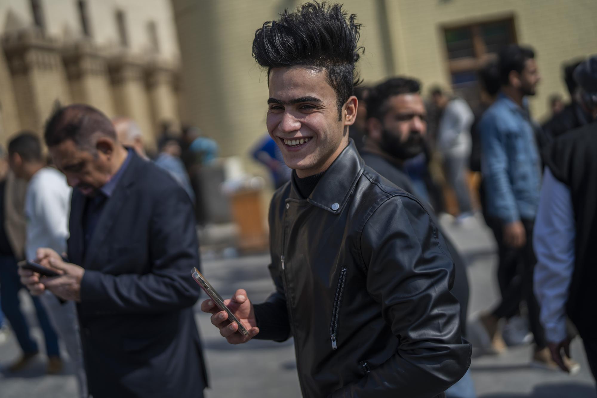 La imagen de un joven iraquí la última semana en Bagdad, imposible de ver en el contexto de los últimos 20 años de guerras internas. Hoy, una nueva generación lo hace posible. (JeromeDelay/AP)