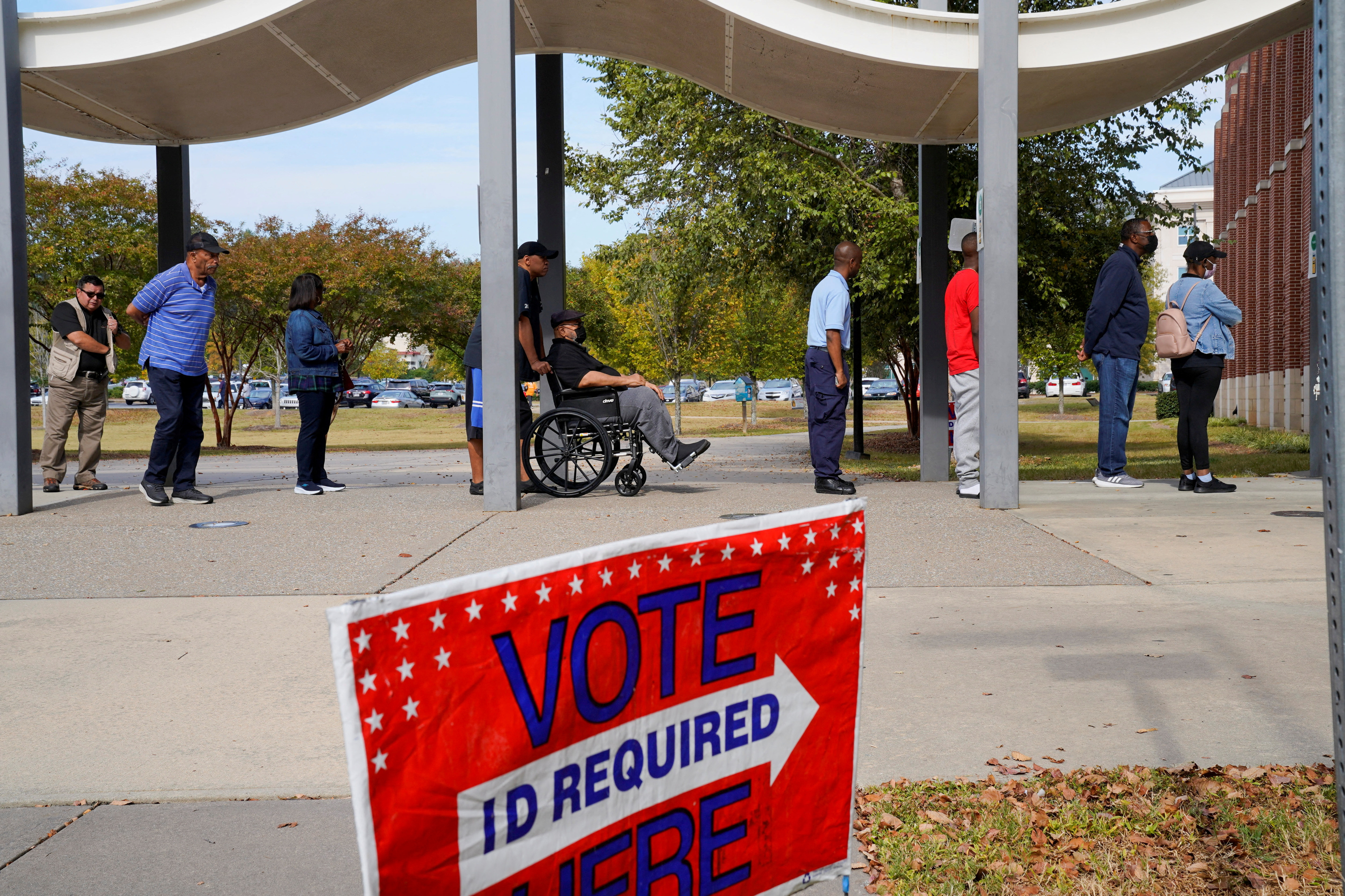 Una fila de votantes anticipados se extiende fuera del edificio cuando comienza la votación anticipada para las elecciones intermedias en el Centro de Servicios al Ciudadano en Columbus, Georgia, EE. UU., 17 de octubre de 2022 (REUTERS/Cheney Orr)
