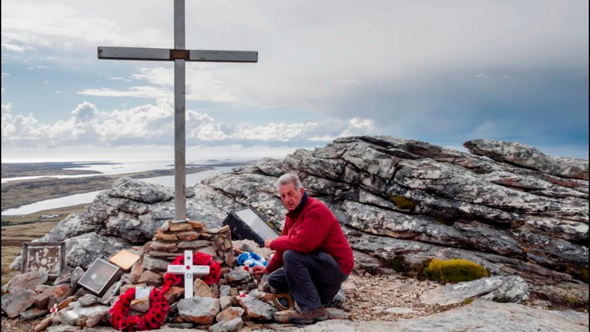 Paul Haley en el Memorial de los Guardias Escoses en 2016, su primera visita a Malvinas después de la guerra