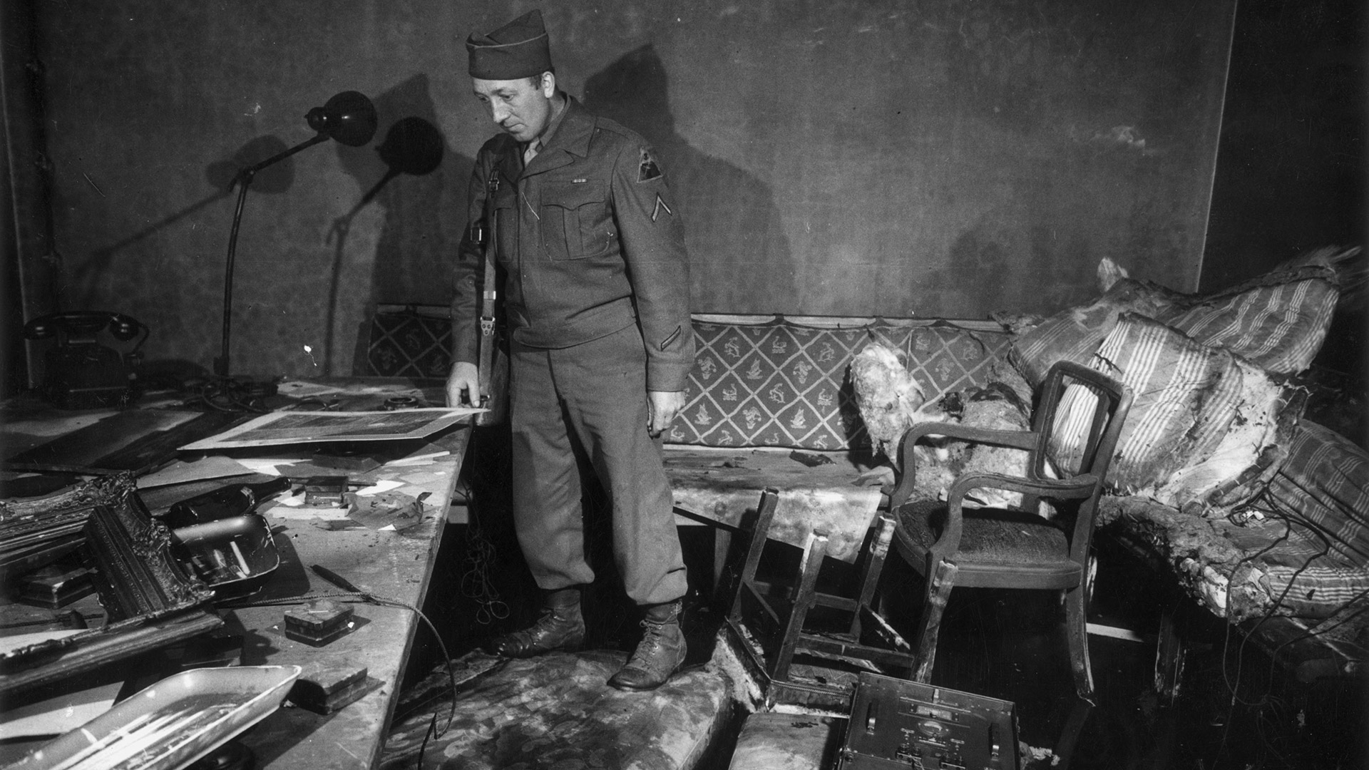 El búnker donde Adolf Hitler y Eva Braun se suicidaron. El fuego había destruido gran parte de las habitaciones (Haacker/Hulton Archive/Getty Images)