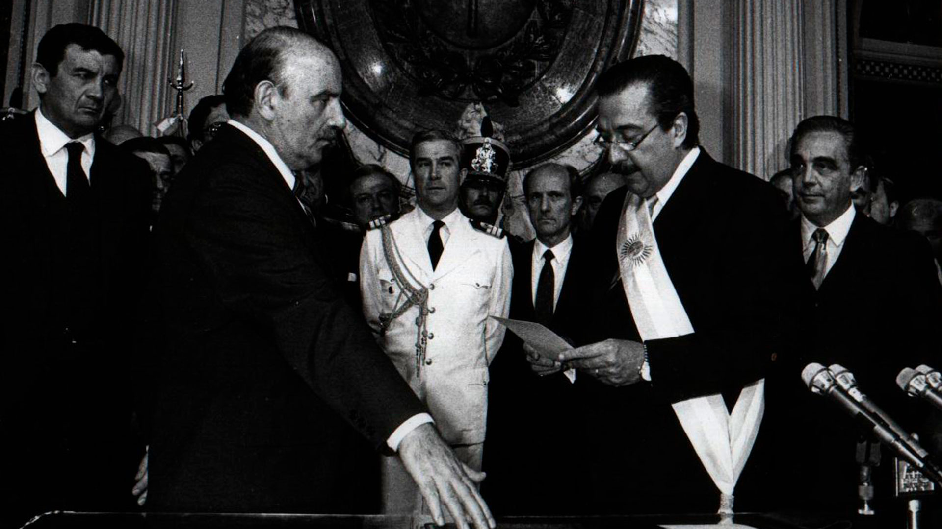 La jura del ministro del Interior, Antonio Tróccoli, con el presidente Raúl Alfonsín en 1983 (@UCRBuenosAires)