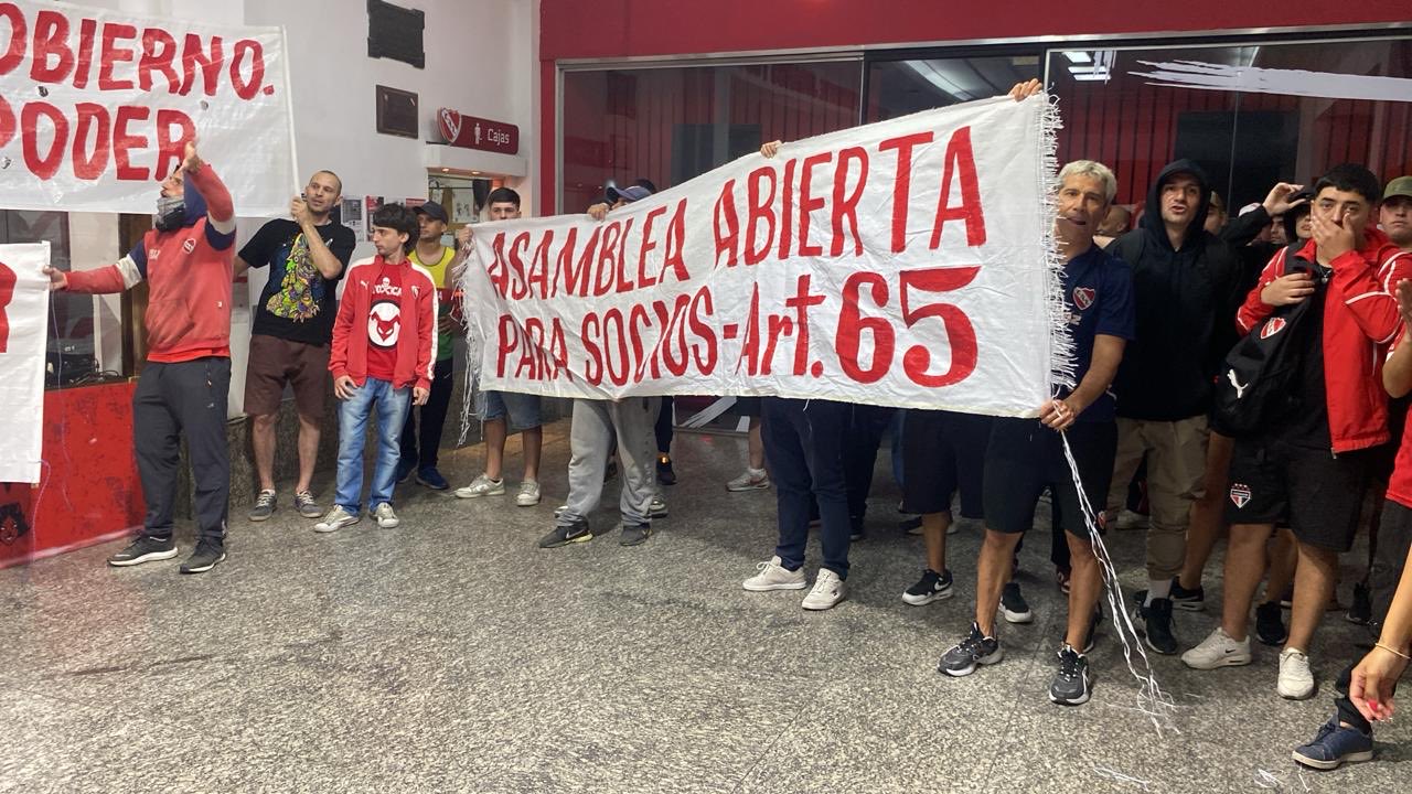 El tenso momento en el que un grupo de socios de Independiente irrumpió en la sede y reclamó contra la dirigencia