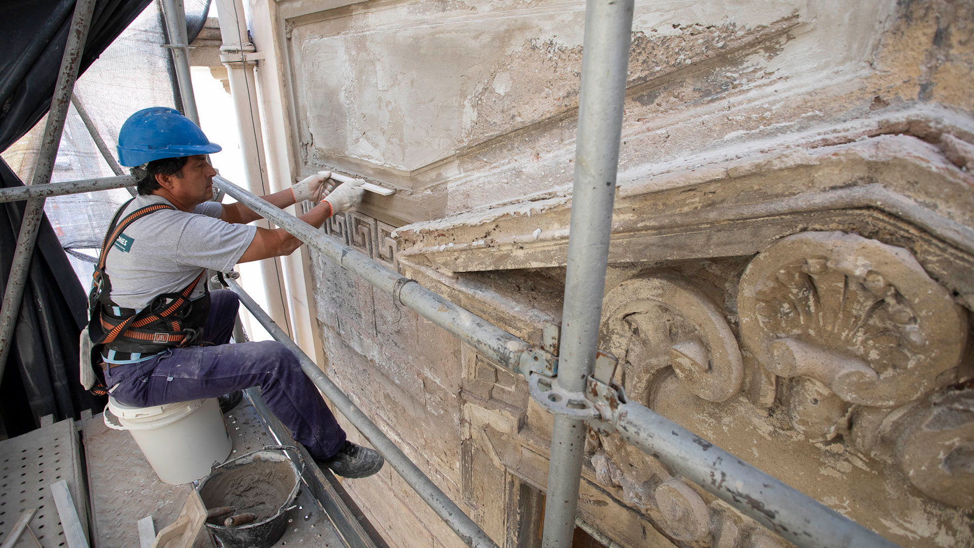 Trabajos de restauración en el frente de la casa de Alsina 451, donde murió Luca Prodan
