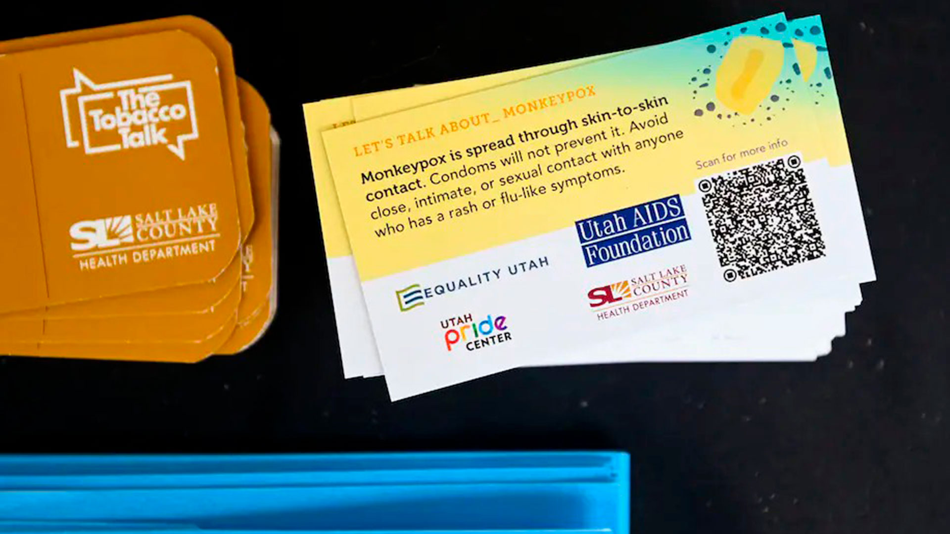Algunos de los panfletos informativos repartidos por los funcionarios y activistas en el Pride de Salt Lake City.