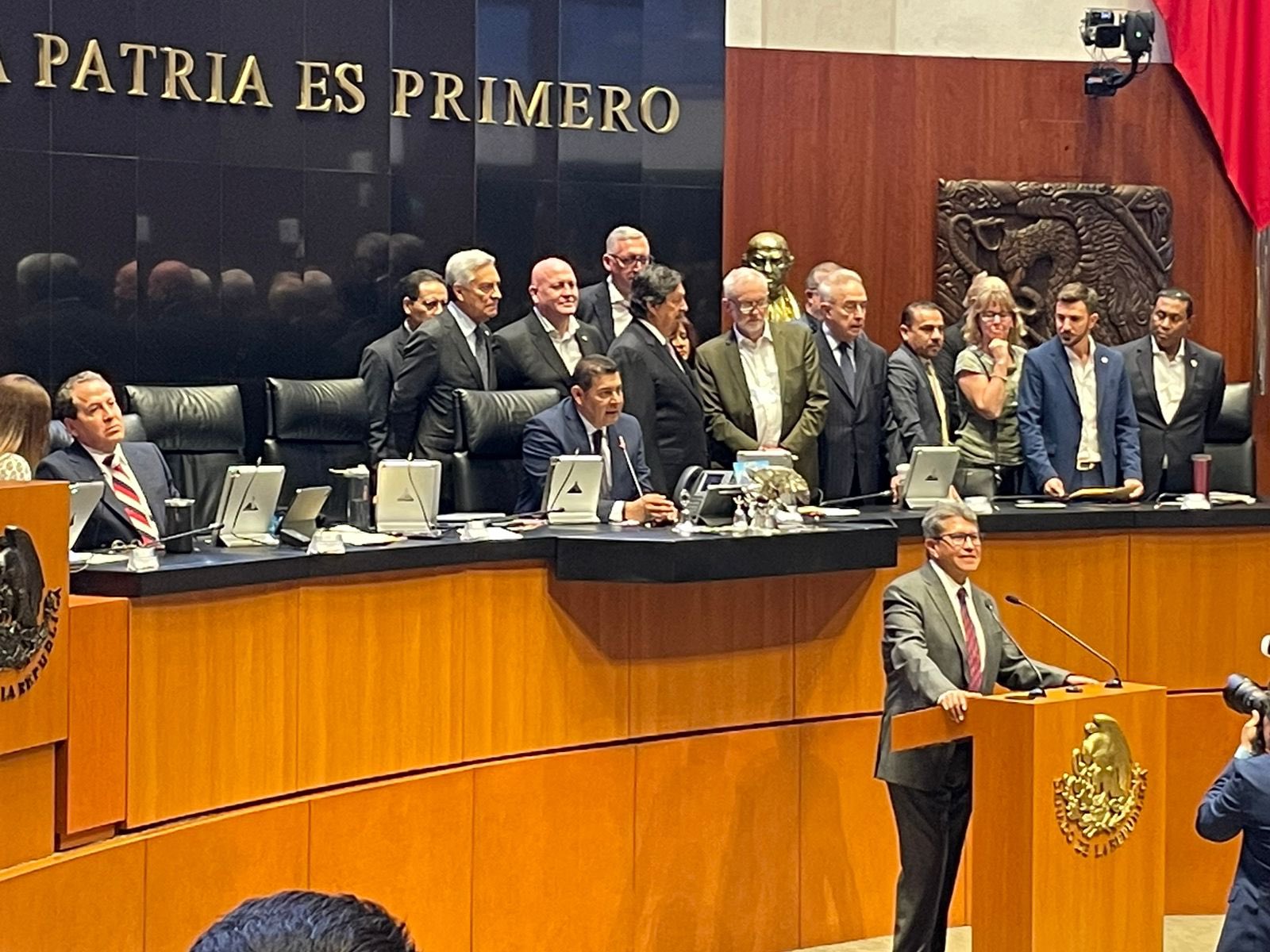 Gómez Urrutia fue criticado por subir a invitados al pleno del Senado en medio de la sesión