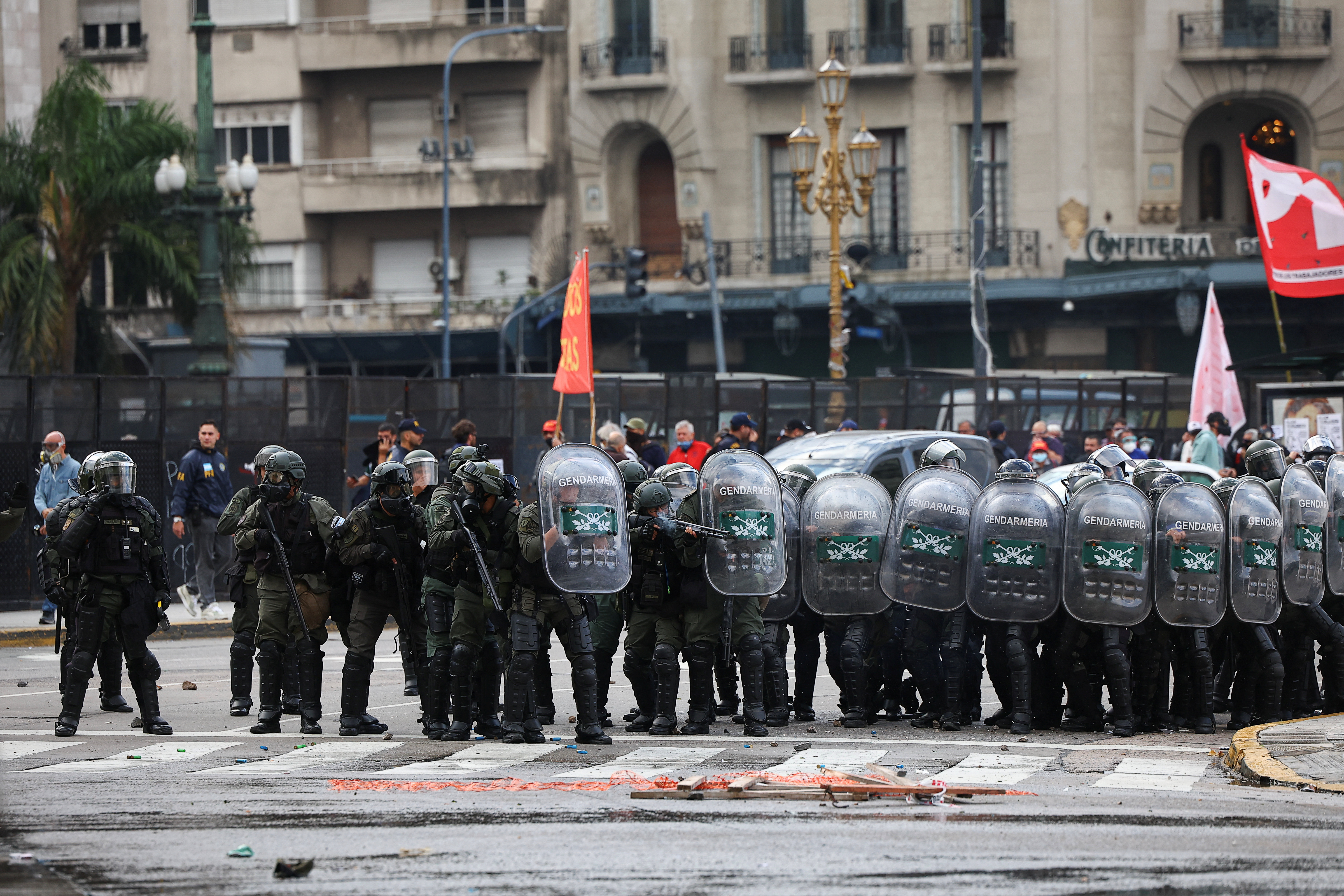 Tras las advertencias de Trump, los hutíes reivindicaron otro ataque contra buques militares estadounidenses en el mar Rojo