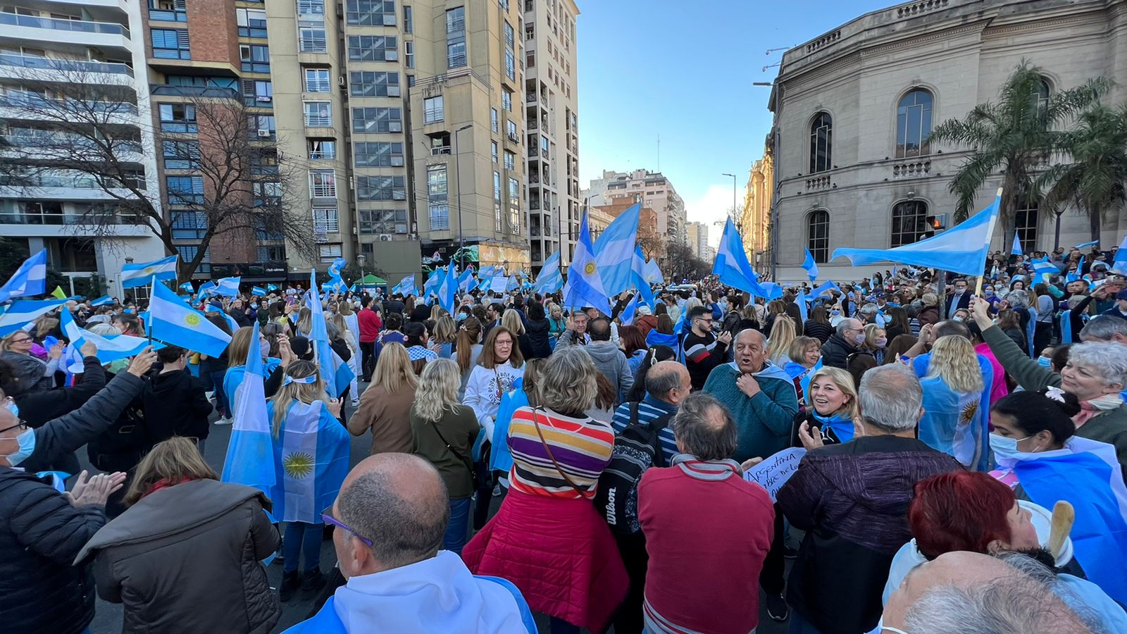 Las publicaciones también llamaron a un “Argentinazo” para protestar contra el Gobierno (Fotos: Mario Sar)