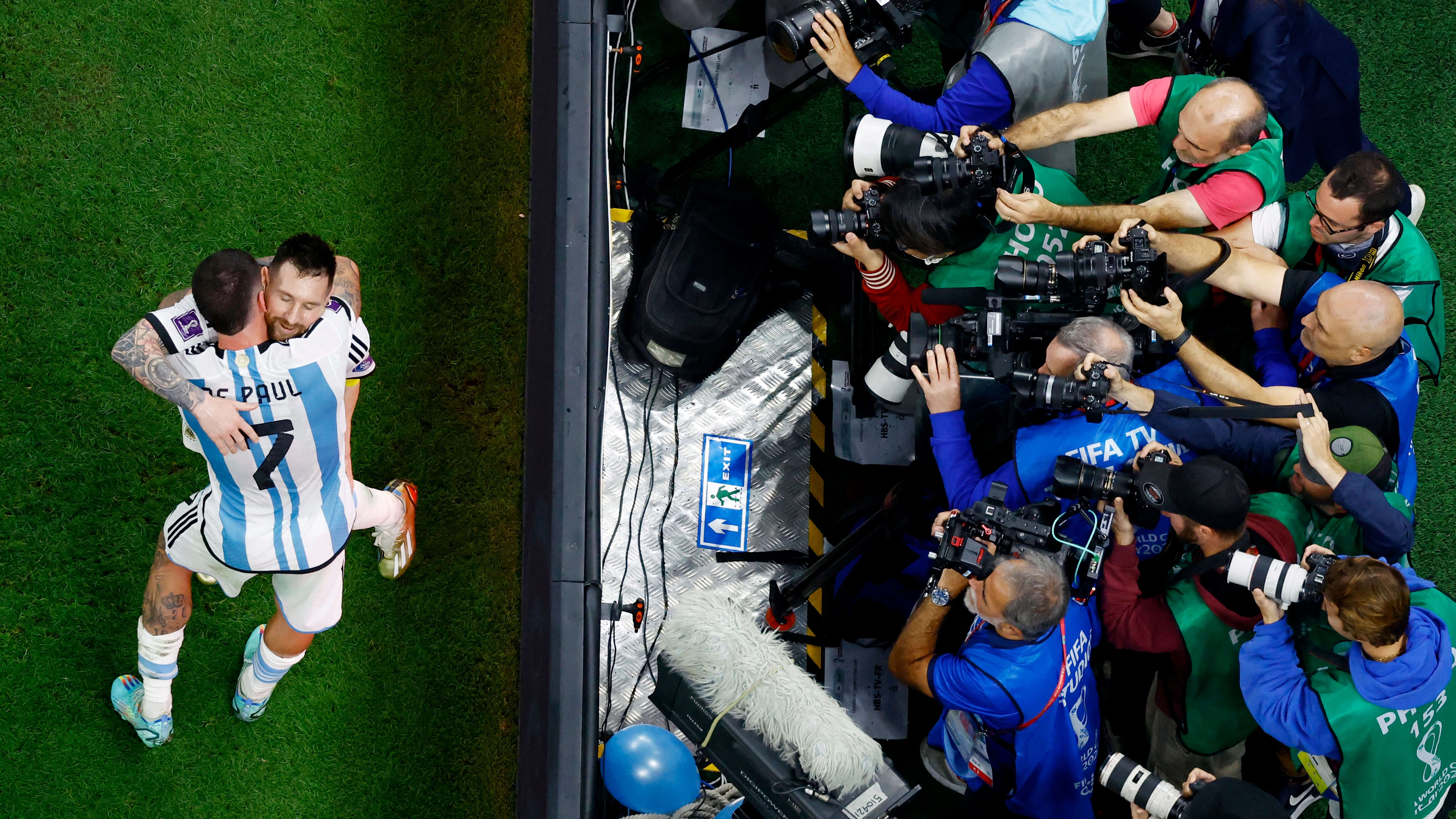 De Paul y Messi se funden en un abrazo eterno: Argentina será finalista de la Copa del Mundo (REUTERS/Peter Cziborra)