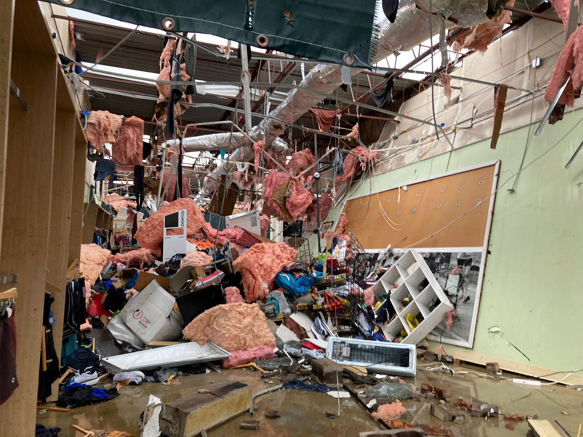 El interior de una tienda resulta dañado tras el paso de una fuerte tormenta por Little Rock, Arkansas, el viernes 31 de marzo de 2023 (AP Photo/Andrew DeMillo)