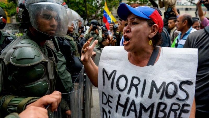 Una manifestante venezolana: el gesto y el texto lo dicen todo