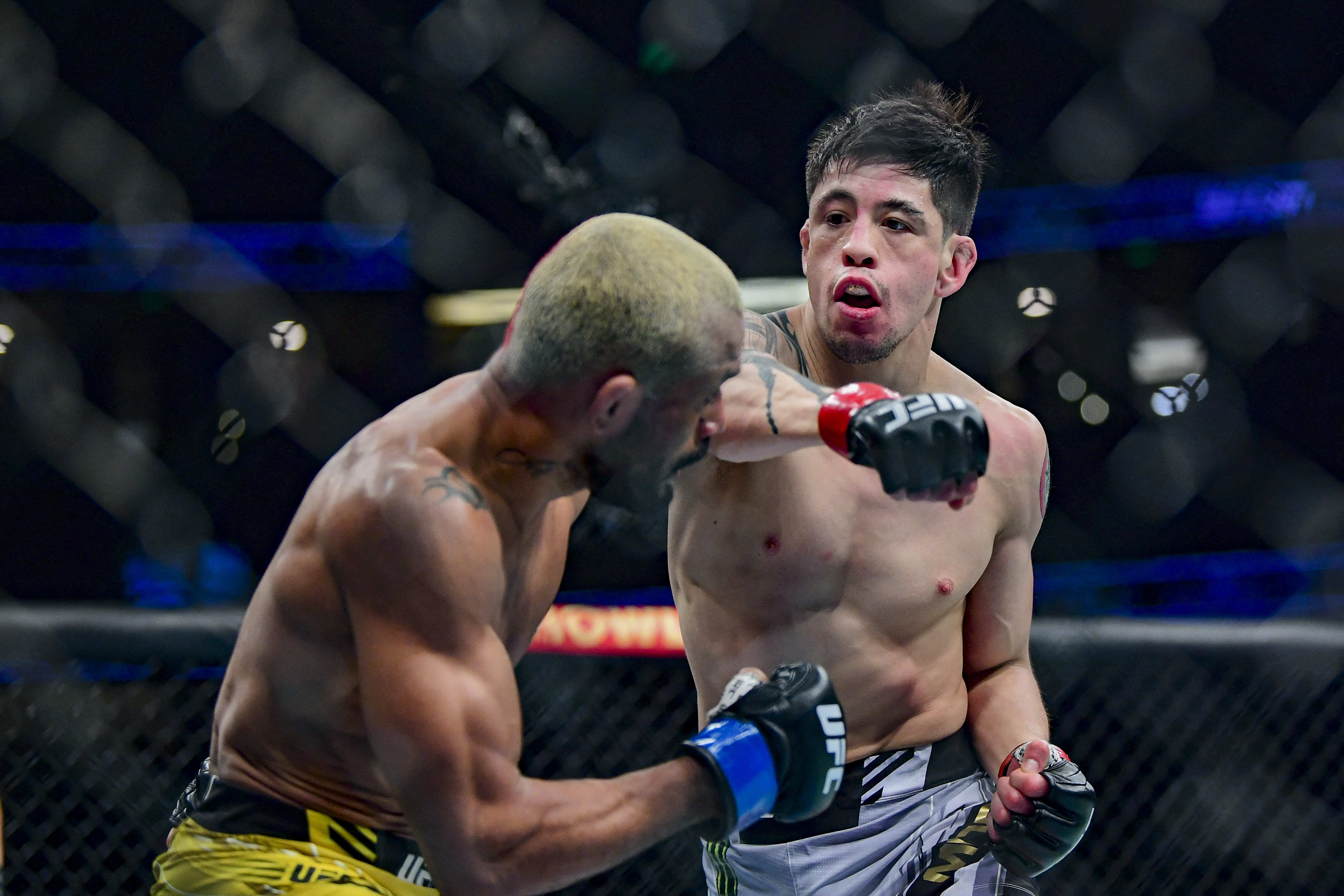 Brandon Moreno perdió el titulo que lo convirtió en el primer campeón de UFC nacido en México (Foto: Gary A. Vasquez-USA TODAY Sports)