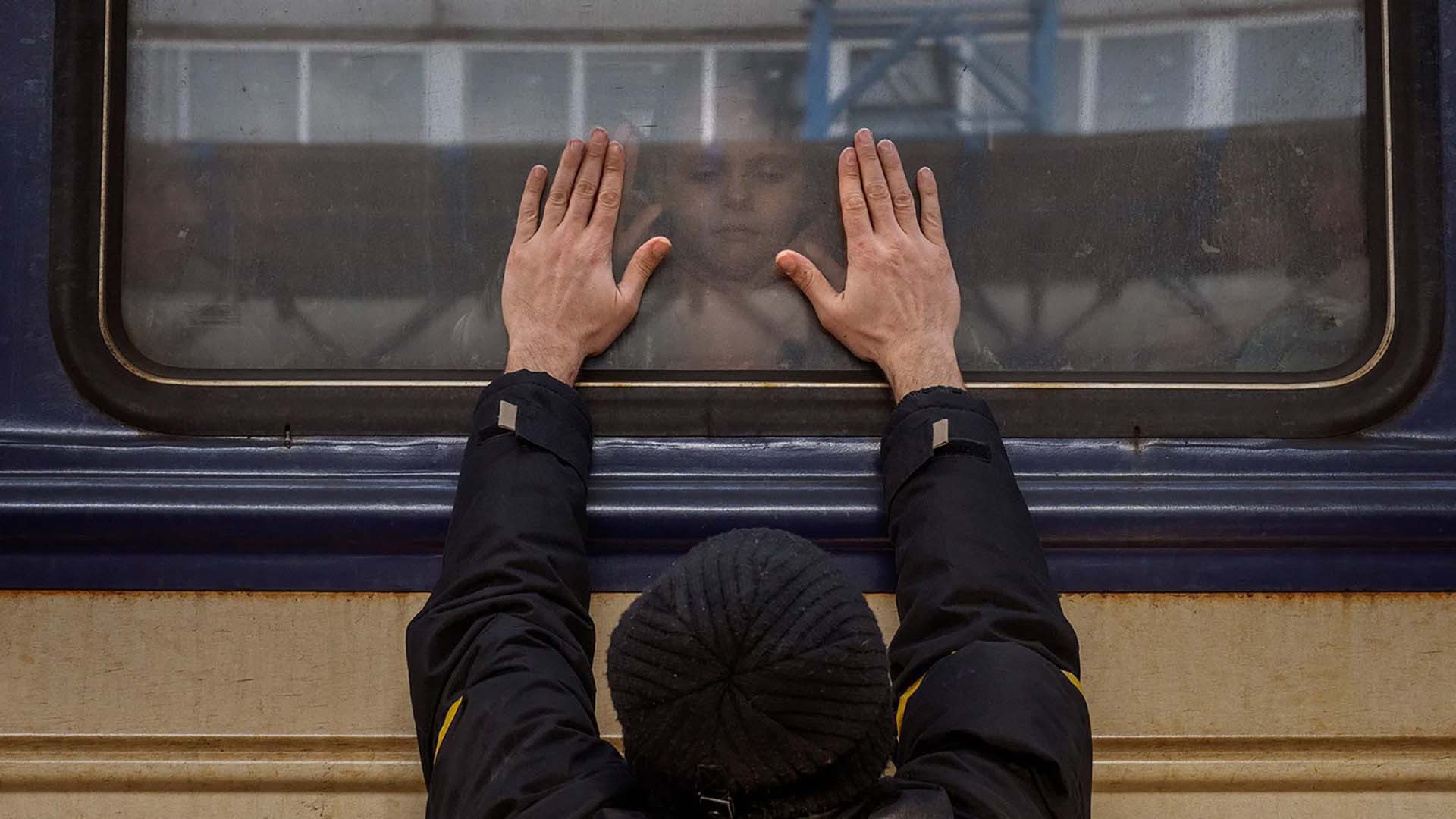 Un familiar despide a una niña que se marcha al exilio. A un mes y medio del inicio de la guerra, hay cinco millones de refugiados ucranianos, según la ONU.
