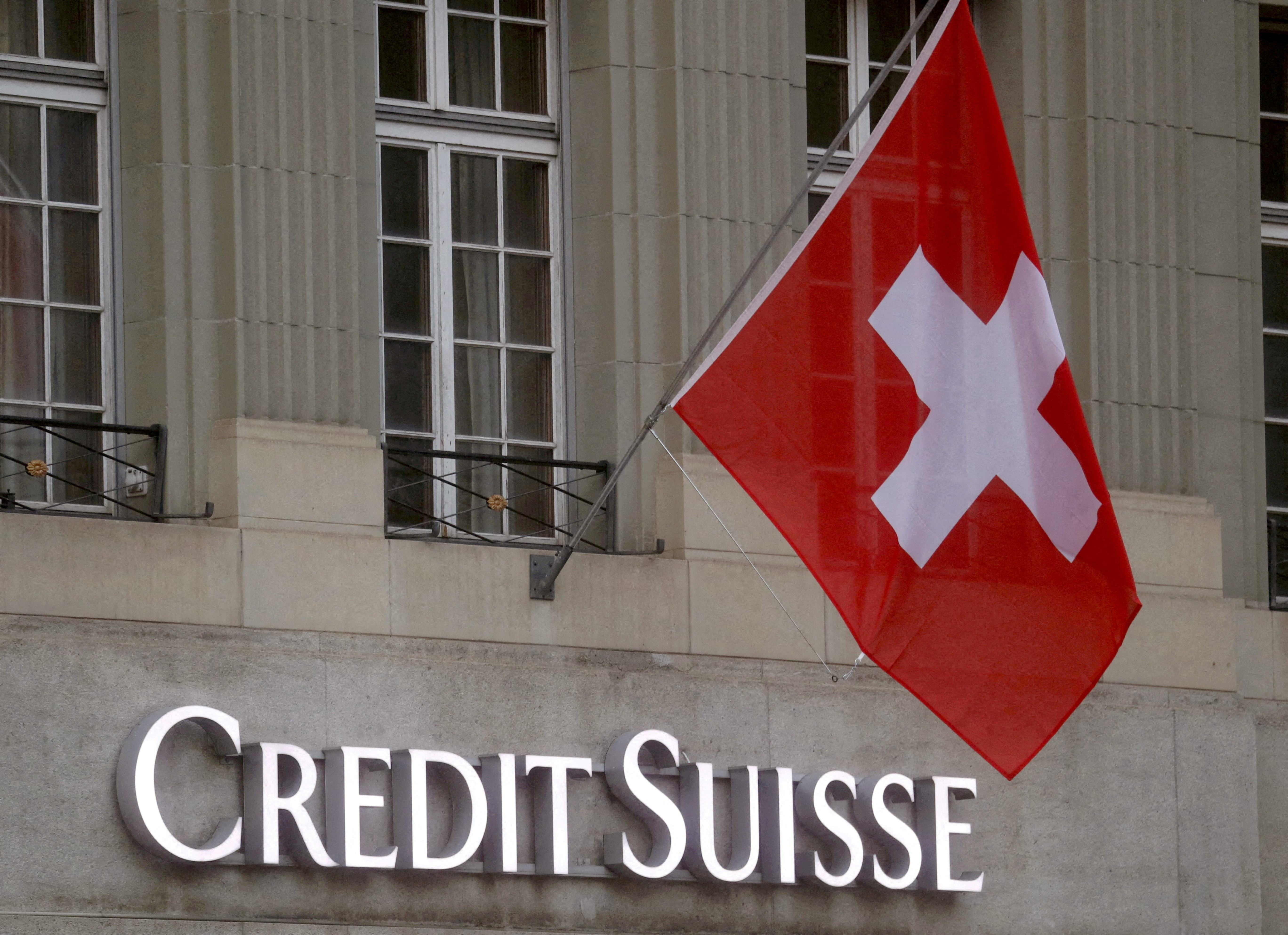 Ante la crisis del Credit Suisse, los inversores de todo el mundo le escapan a los activos de riesgo