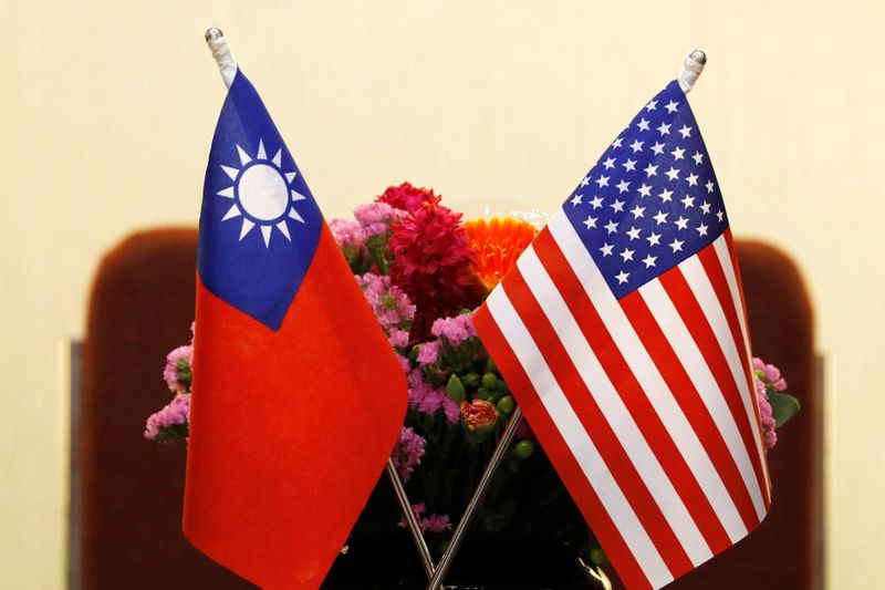 FOTO DE ARCHIVO: Banderas de Taiwán y EEUU colocadas para una reunión entre el Presidente del Comité de Asuntos Exteriores de la Cámara de EEUU, Ed Royce, con Su Chia-chyuan, Presidente del Yuan Legislativo en Taipei