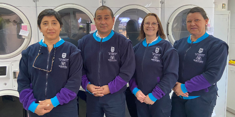 El equipo de la Lavandería Municipal Solidaria se compone de tres operadoras y un operador, además de un conductor que se encarga de los retiros y repartos a domicilio. Este último servicio se hizo extensivo a todos los adultos mayores desde la pandemia (Alcaldía de Quilicura)