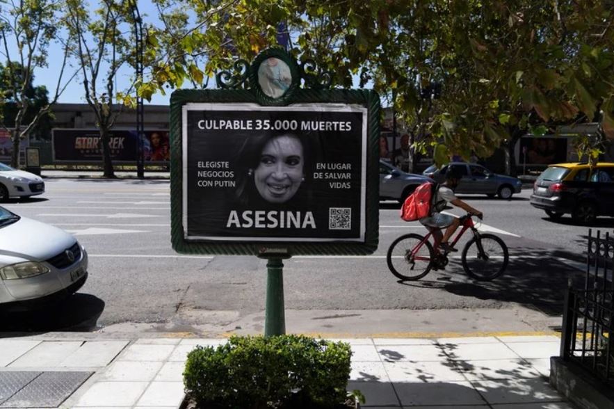 El pasado lunes la ciudad de Buenos Aires amaneció con afiches que denuncian a la ex presidenta Cristina Kirchner y la tildan de "asesina".
