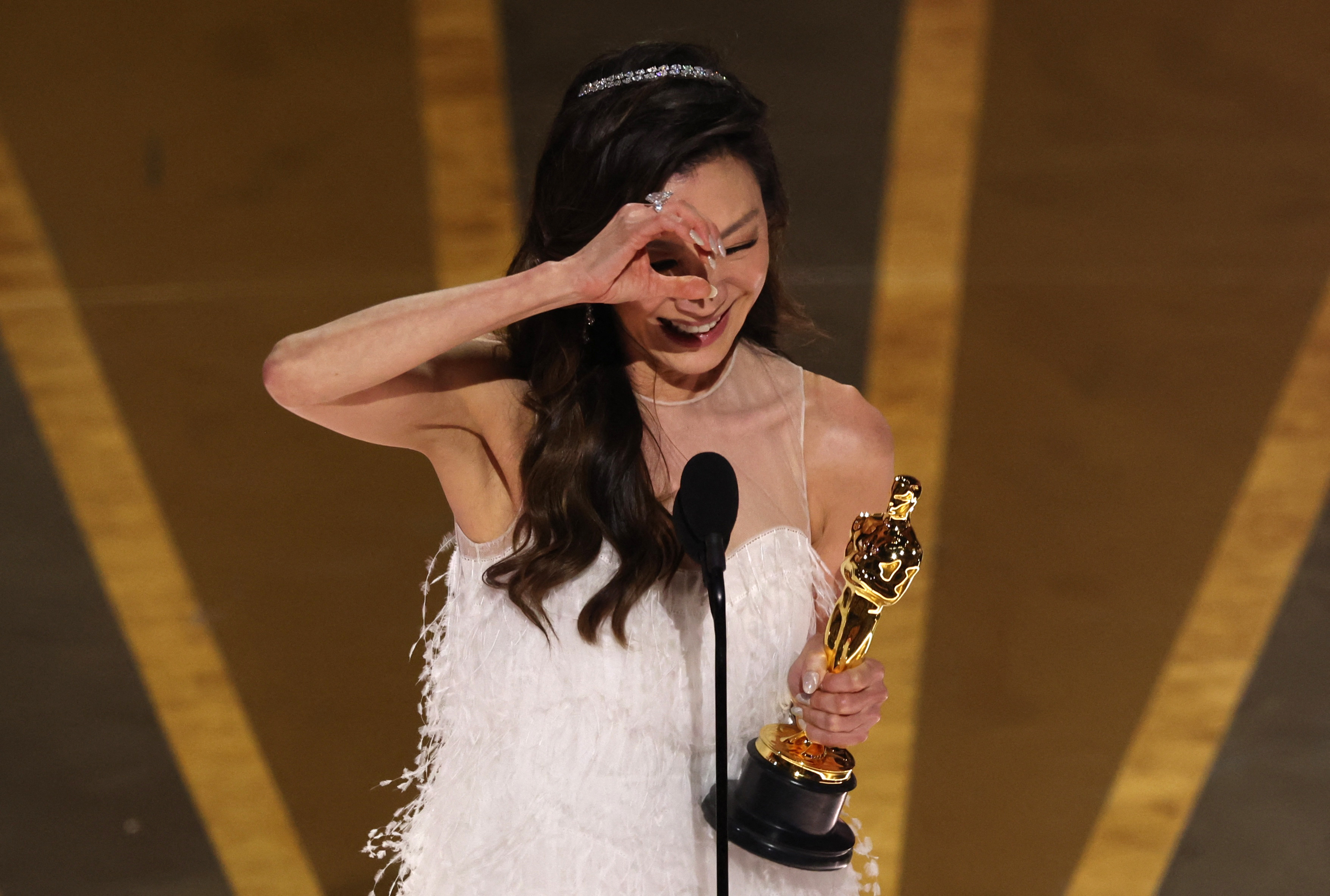 El sexto Oscar de la noche para la película fue el de Michelle Yeoh, quien tenía una dura batalla contra Cate Blanchett. Para la actriz su victoria significa que se está haciendo historia REUTERS/Carlos Barria