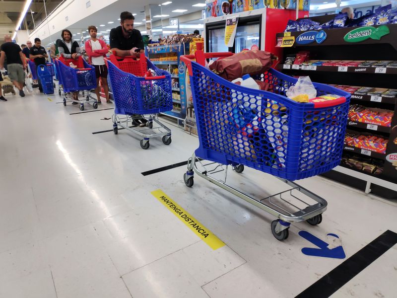 Retrocedieron las ventas en supermercados y centros mayoristas. (REUTERS/Agustin Marcarian)