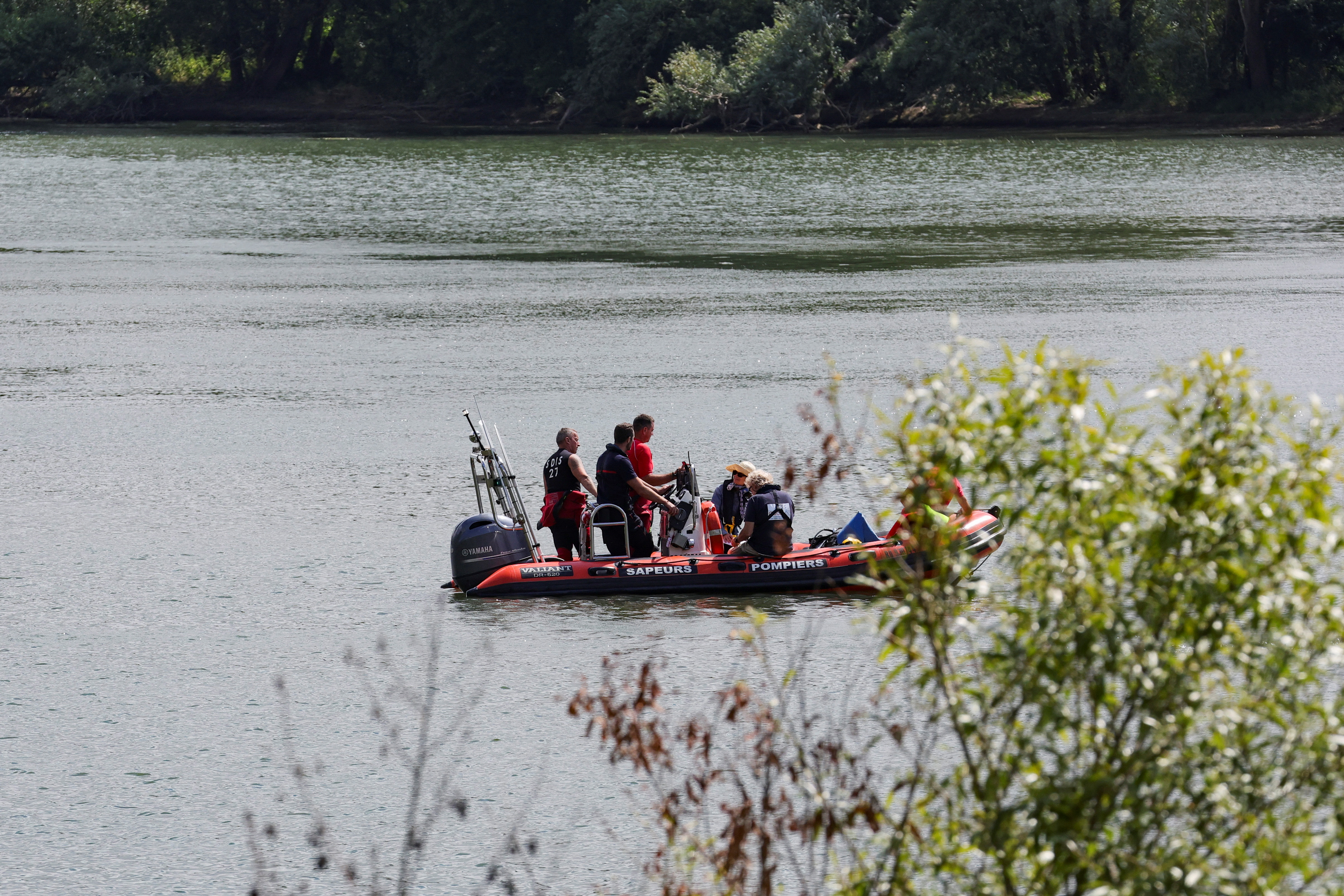Buzos de rescate del departamento de bomberos patrullan en el río Sena en busca de una ballena Beluga perdida, en Les Andelys, Francia, el 5 de agosto de 2022. REUTERS/Pascal Rossignol