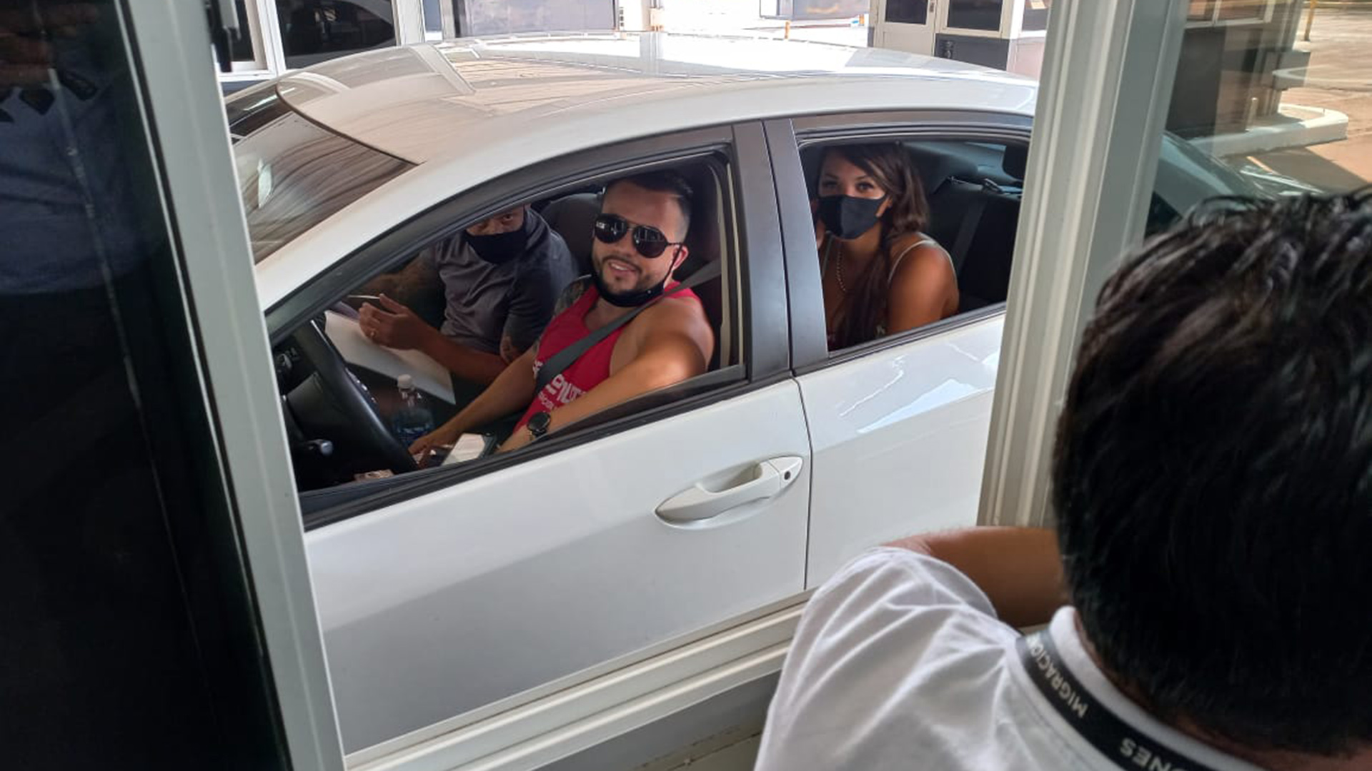 A group of Brazilians arrives in the country by car