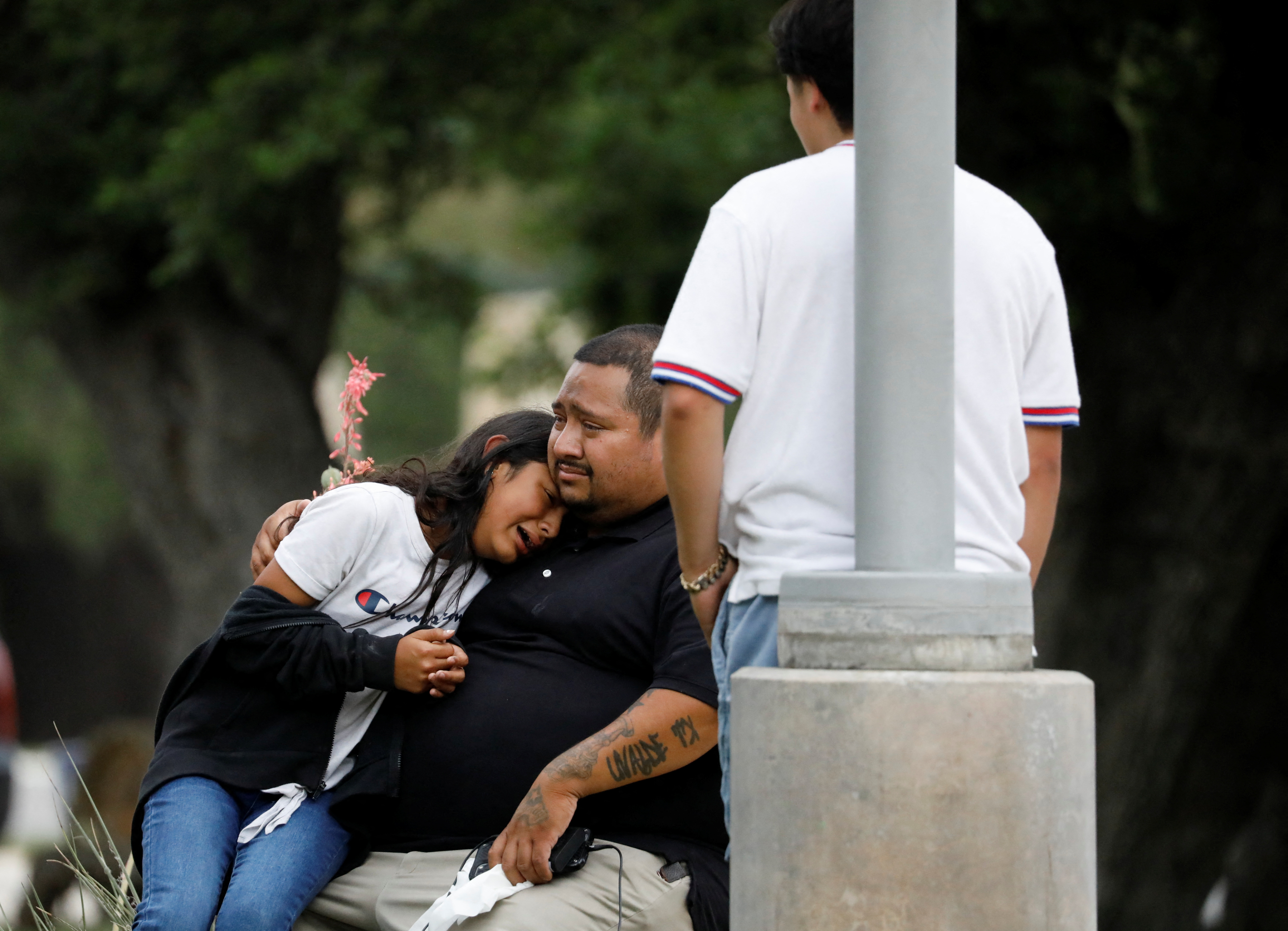 La gente reacciona fuera del Centro Cívico Ssgt Willie de Leon, donde los estudiantes habían sido transportados desde la Escuela Primaria Robb después de un tiroteo, en Uvalde, Texas (Reuters)