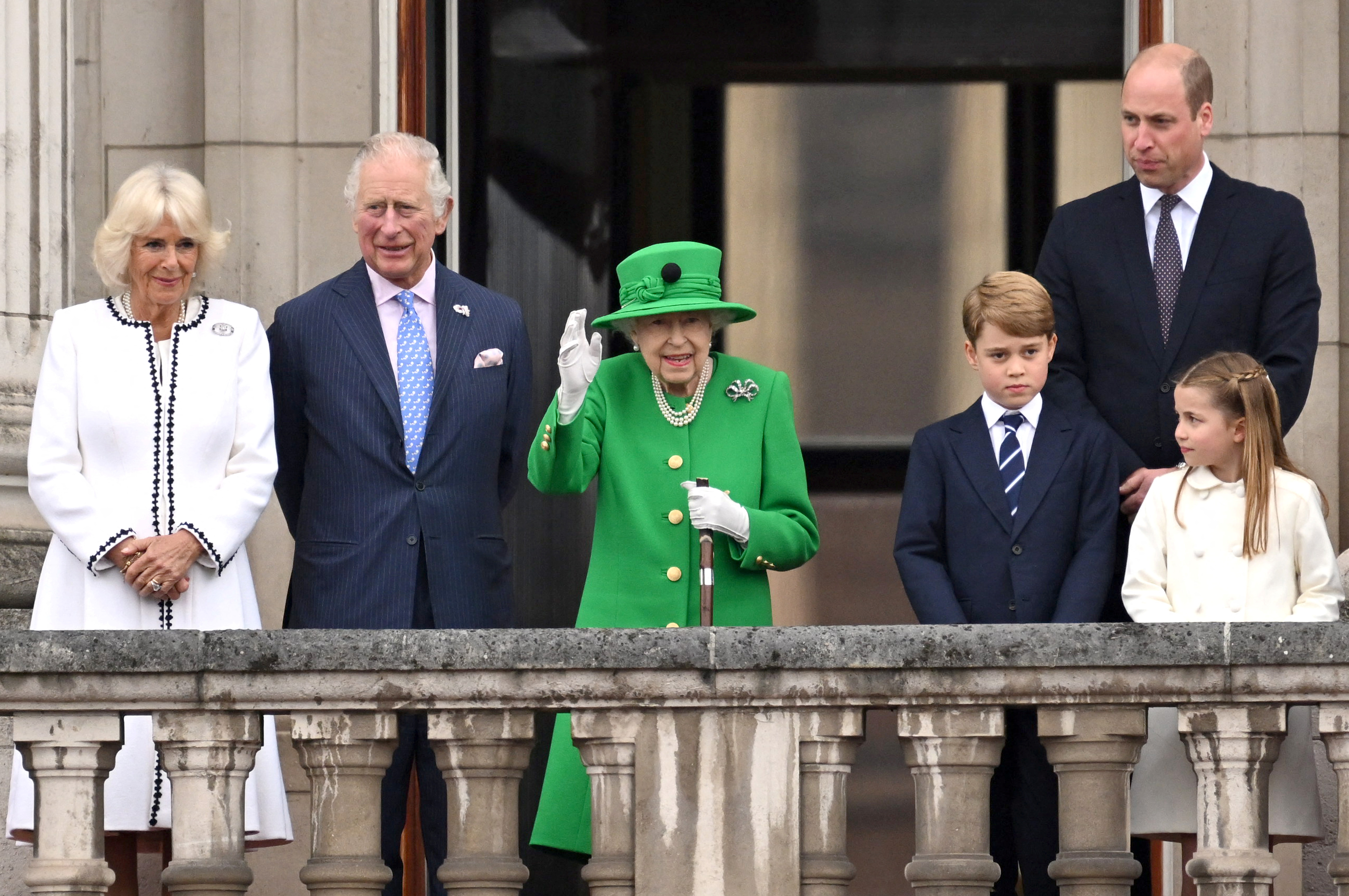 Camilla, duquesa de Cornualles, el príncipe Carlos, la reina Isabel, el príncipe George, el príncipe William, la princesa Charlotte, en el balcón del palacio de Buckingham (Reuters)
