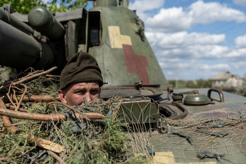 Soldado ucraniano mira desde un tanque, en medio de la invasión de Ucrania, en la ciudad de Lyman, región de Donetsk, Ucrania, 28 de abril 2022. REUTERS/Jorge Silva/Foto de Archivo