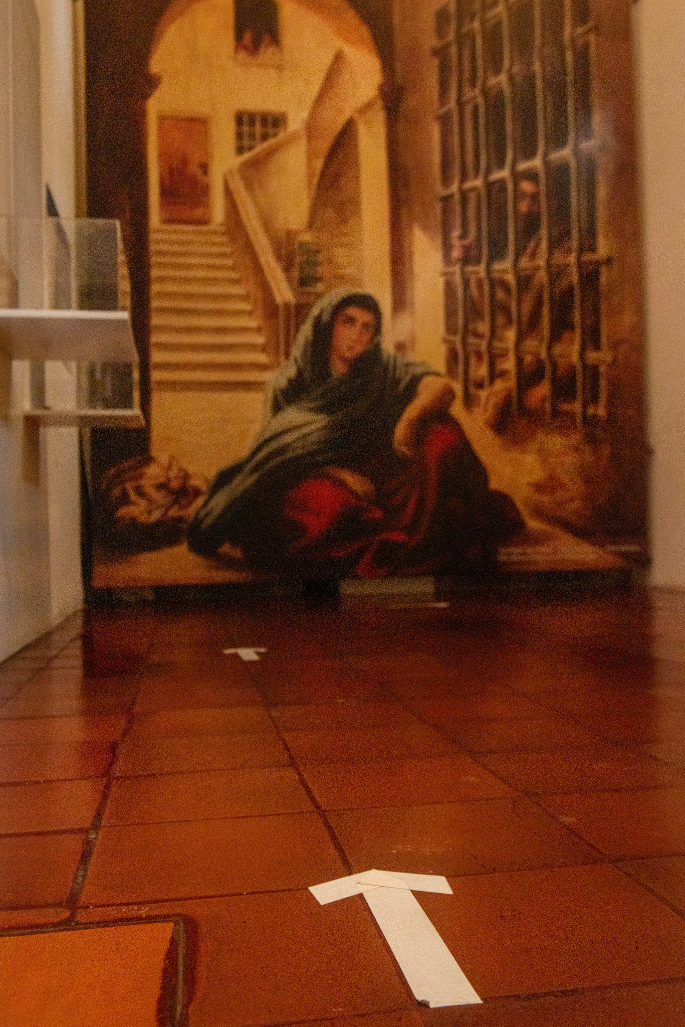 Dentro del establecimientos, flechas colocadas en el piso indican el sentido de circulación que debe respetar el público (Ministerio de Cultura)