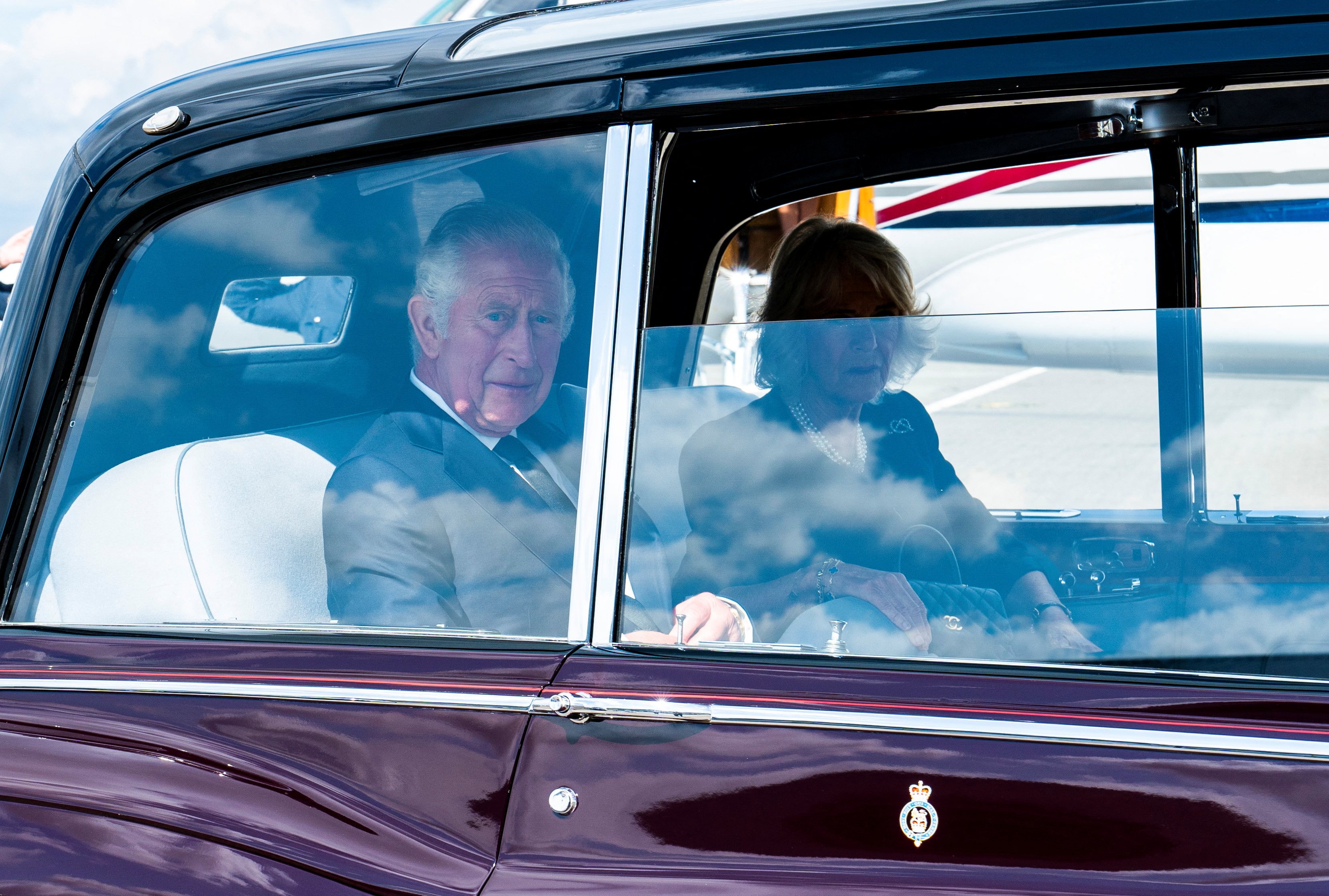Carlos III y la reina consorte Camilla a bordo del vehículo que los trasladó a Buckingham (Arthur Edwards/Pool via REUTERS)