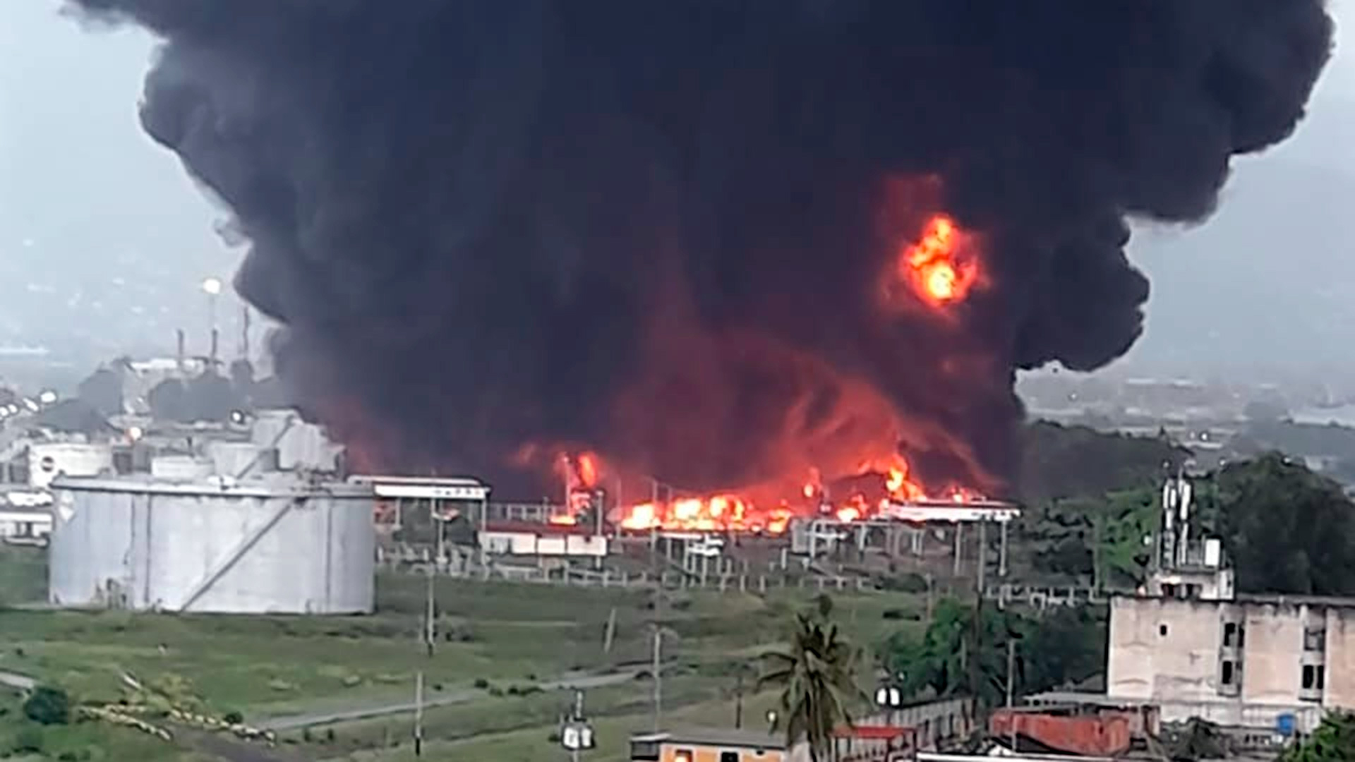Explosion and fire at a PDVSA refinery in Puerto La Cruz