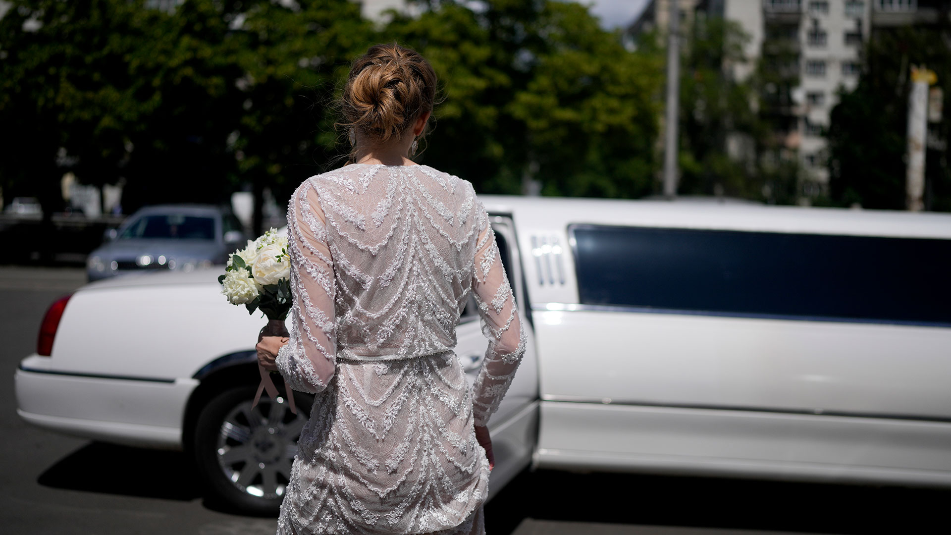 Anna Karpenko se dirige a la limusina después de casarse con Denys Voznyi en Kyiv, Ucrania, el miércoles 15 de junio de 2022. (Foto AP/Natacha Pisarenko)

