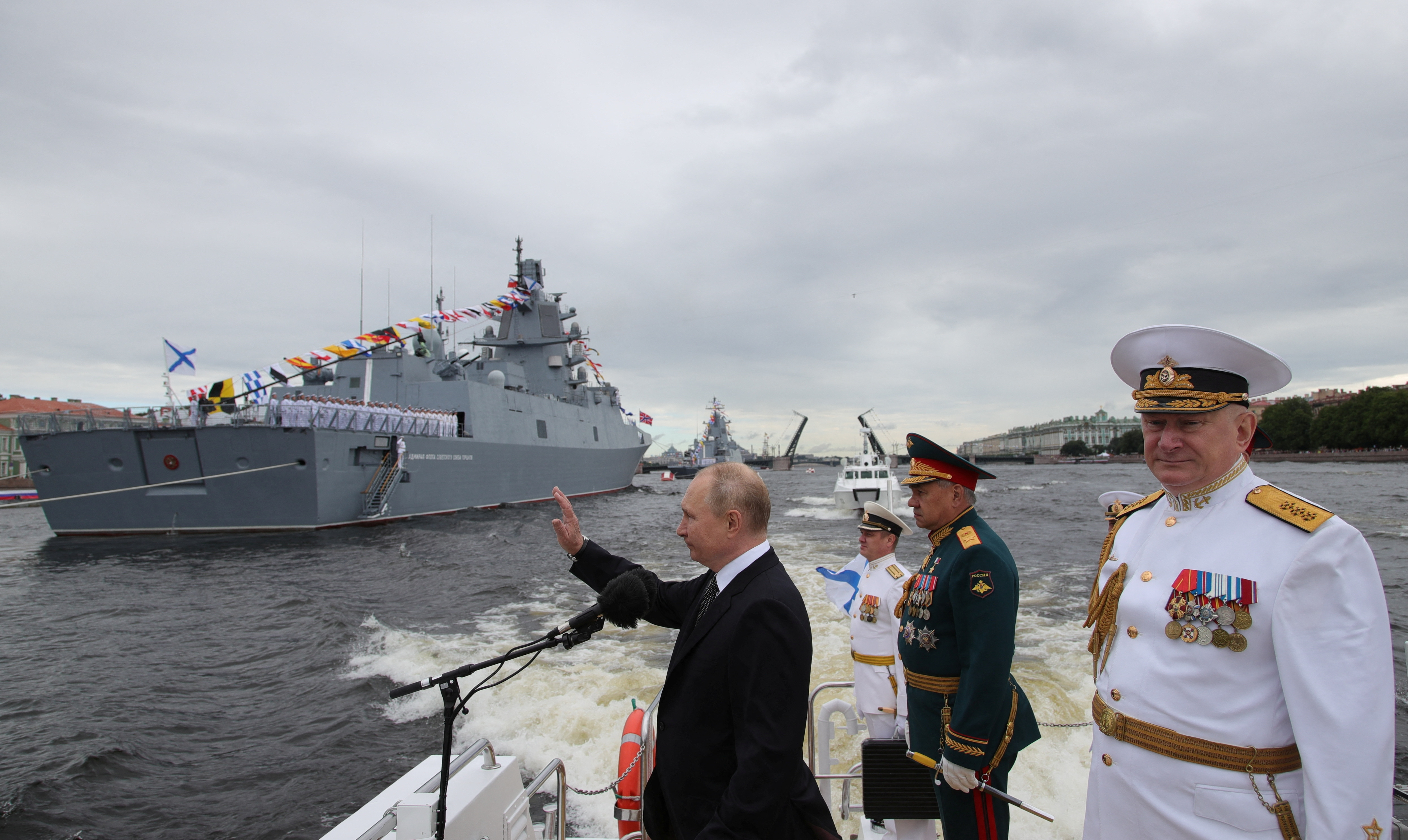 Vladimir Putin, el ministro de Defensa, Sergei Shoigu, y el jefe de la Armada, Nikolai Yevmenov