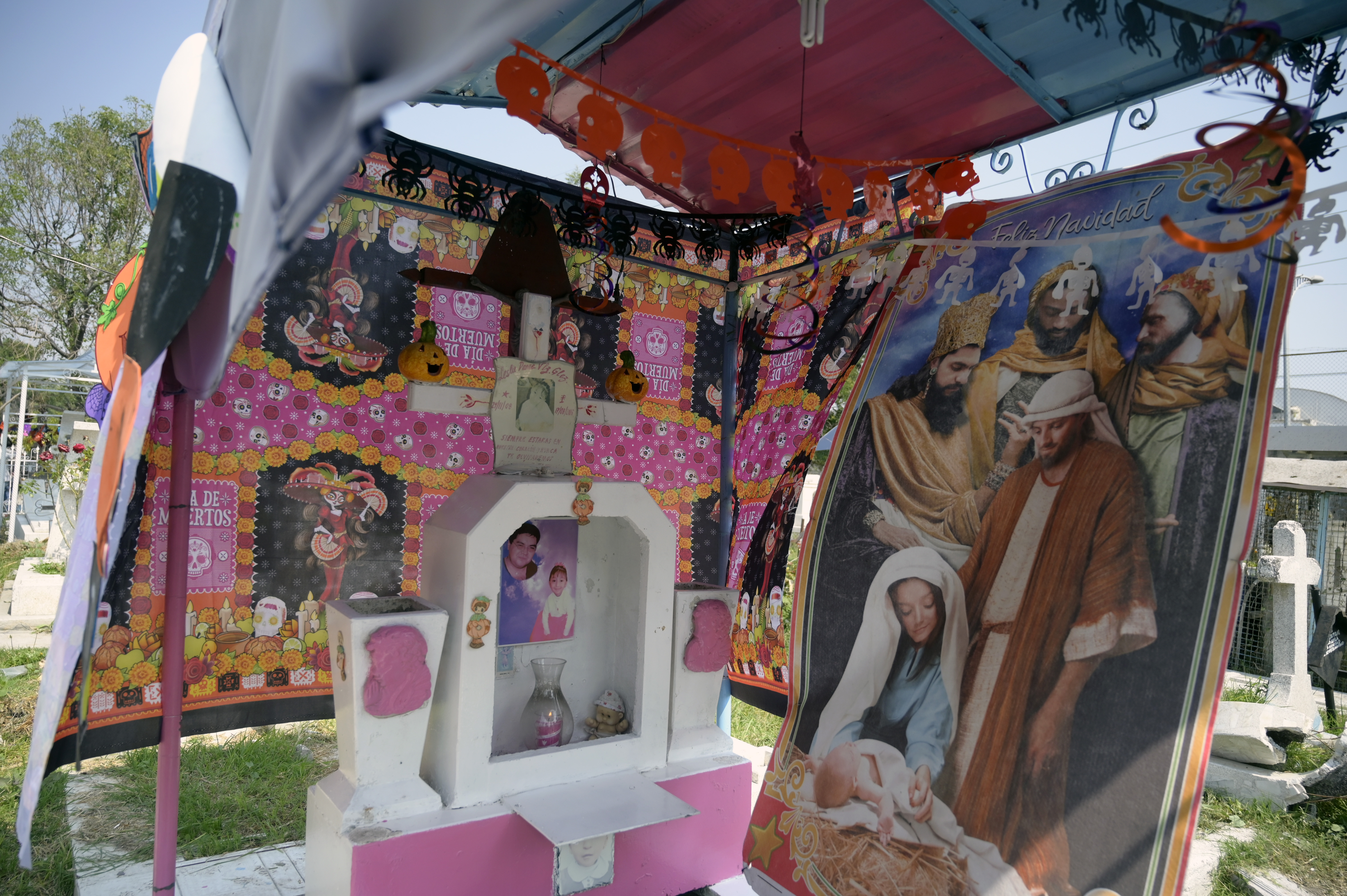 Vista de una tumba decorada antes del Día de Muertos en el Panteón San José, en la Ciudad de México el 28 de octubre de 2020.