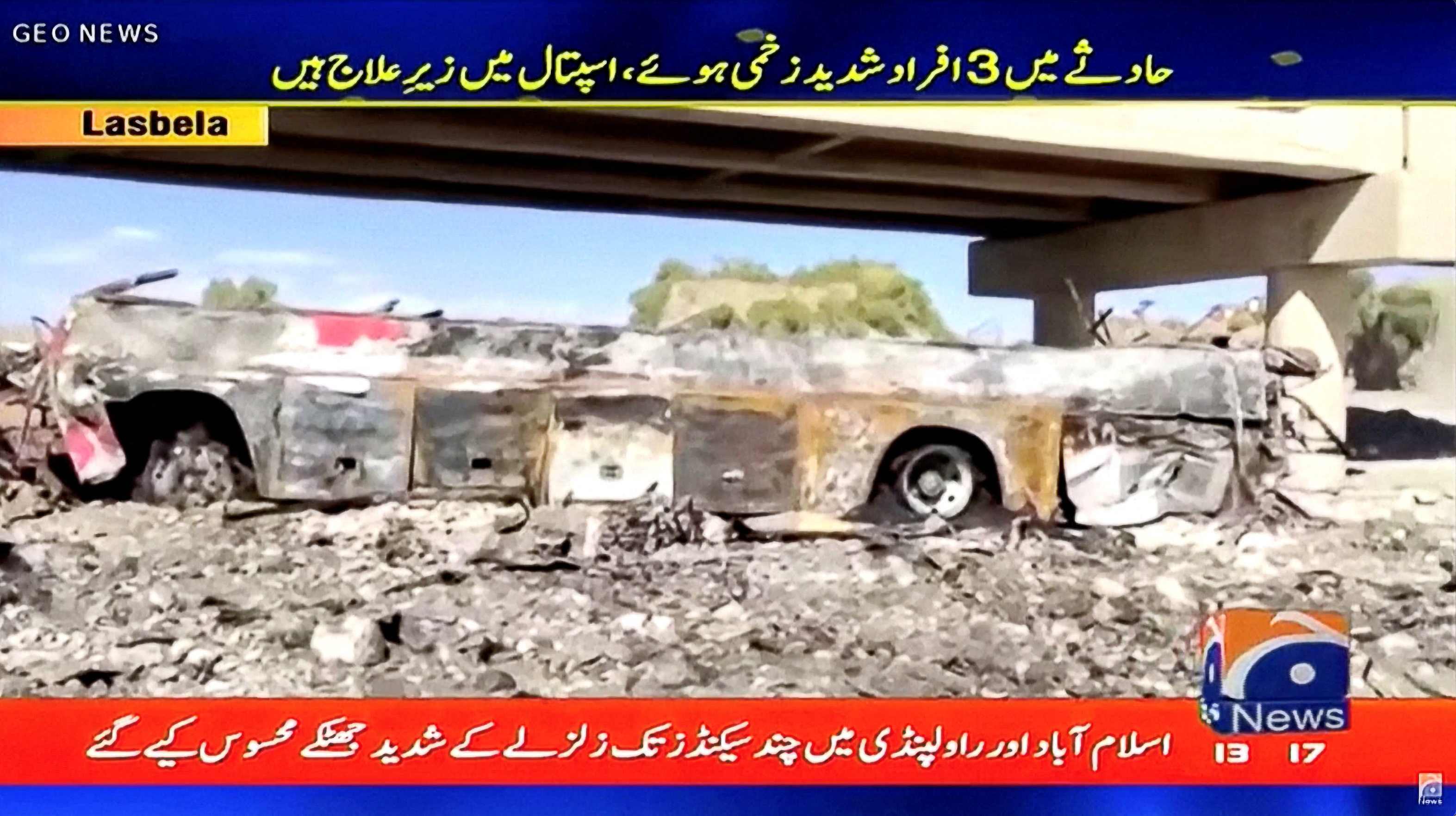 Una cadena muestra cómo quedó el bus tras la caída y el incendio (Geo TV)